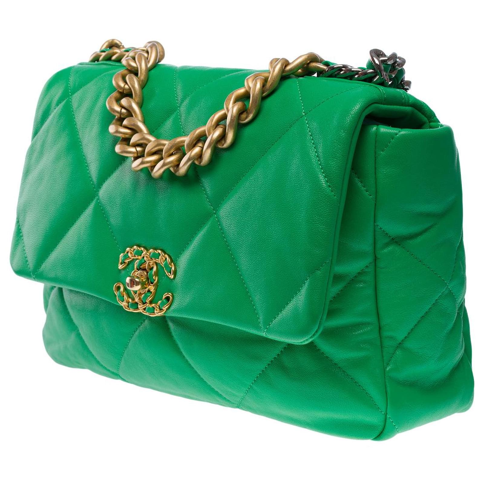 CHANEL bag Chanel 19 in Green Leather - 101265 ref.967527 - Joli