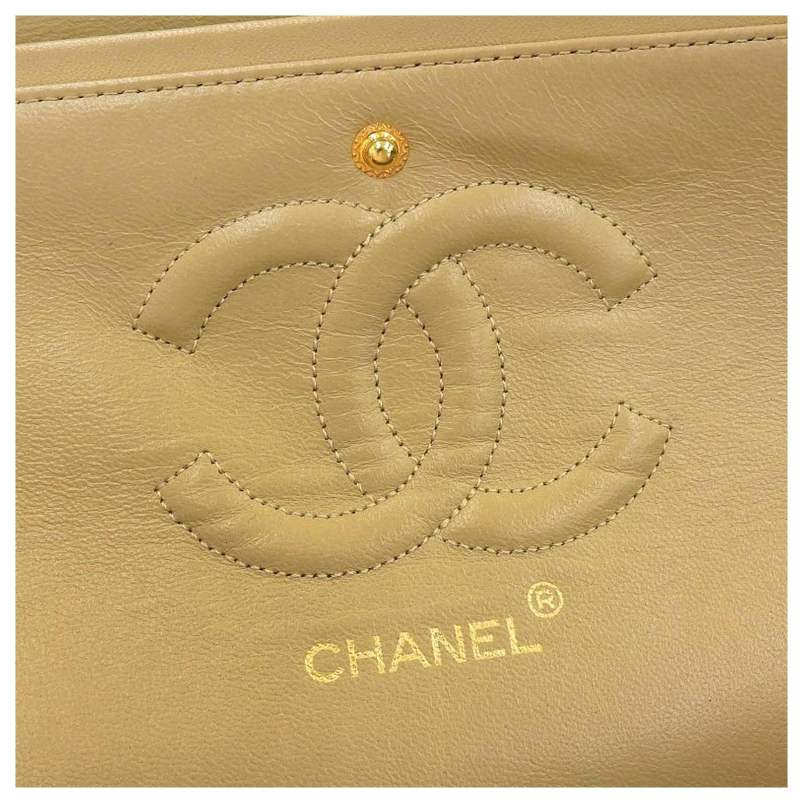 Timeless Chanel Classic Flap Beige Leather ref.970993 - Joli Closet