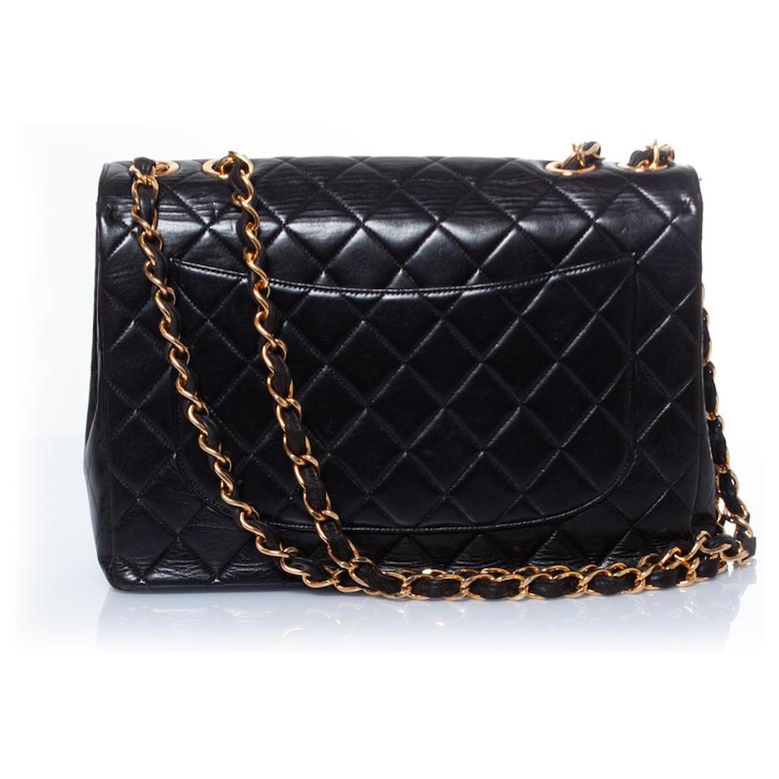 Chanel, Bolso XL acolchado de piel de cordero en negro