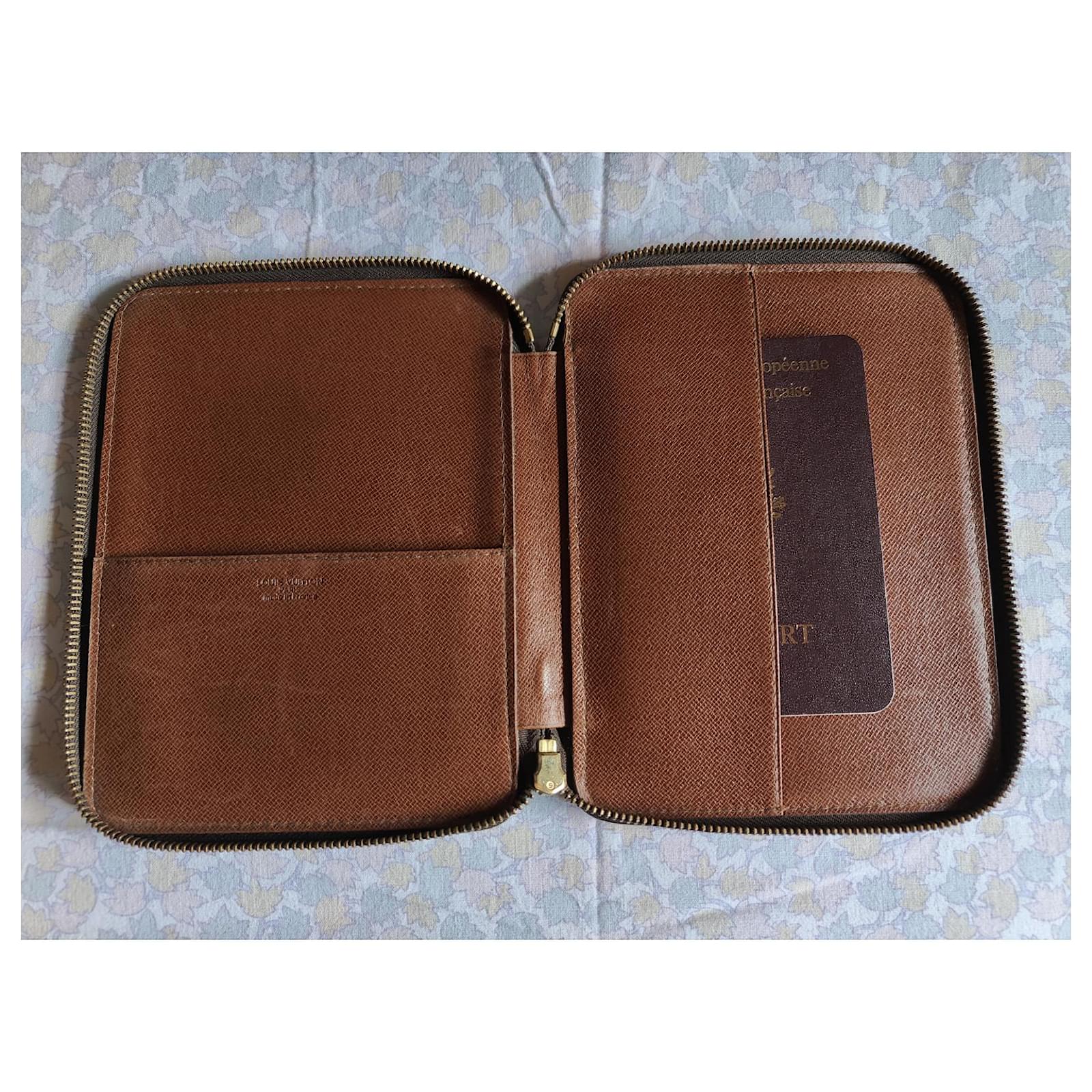 LOUIS VUITTON Vintage monogram passport case with zip Brown Cloth  ref.1006599 - Joli Closet