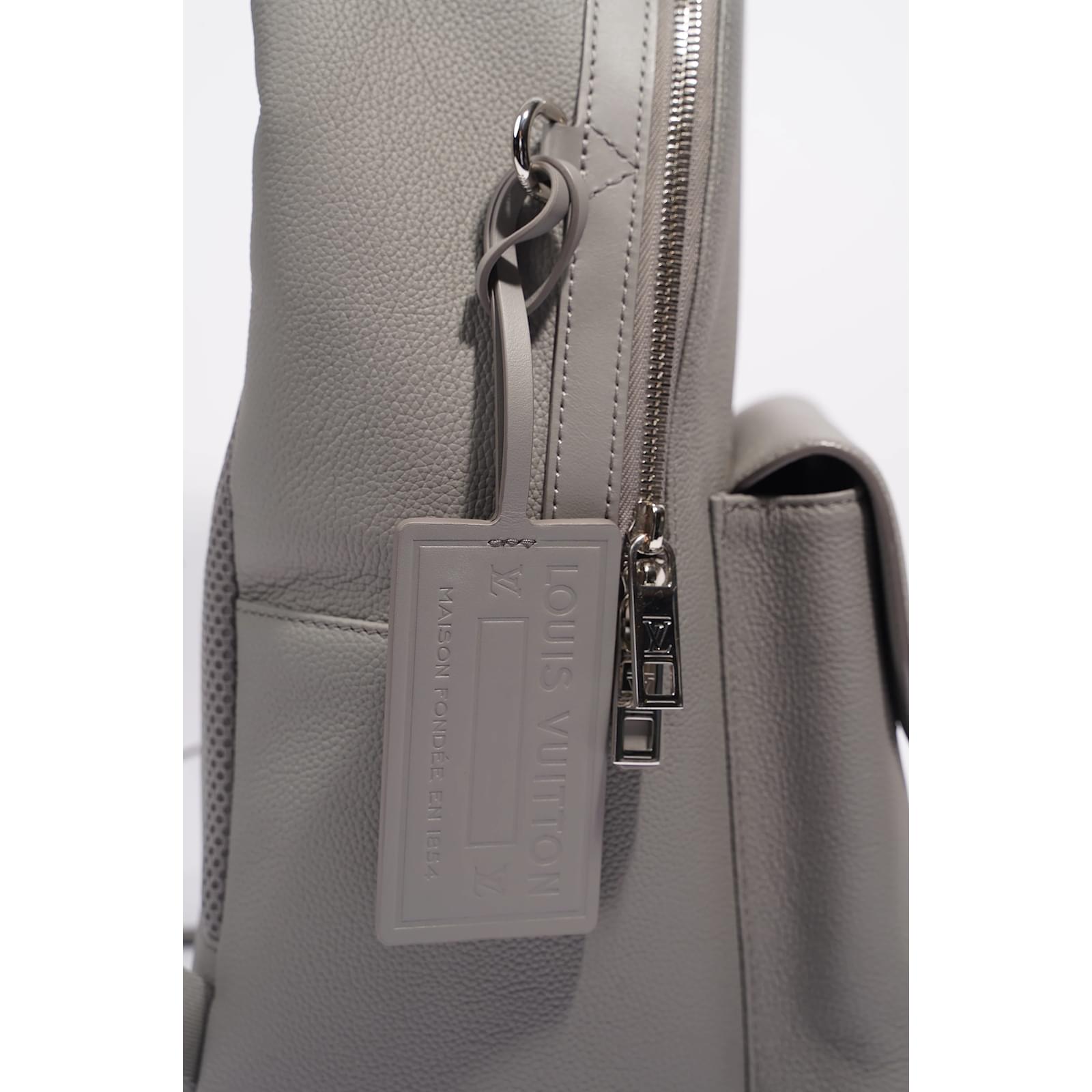 Mochila Louis Vuitton Hombre Takeoff Cuero Gris ref.1006662 - Joli