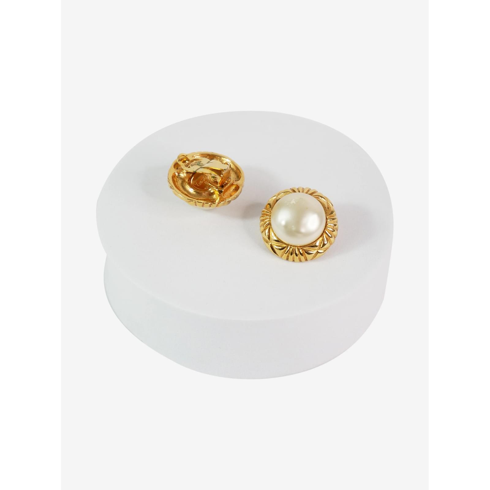 Chanel Gold Pearl clip-on earrings with engraving detail ref.986647 - Joli  Closet