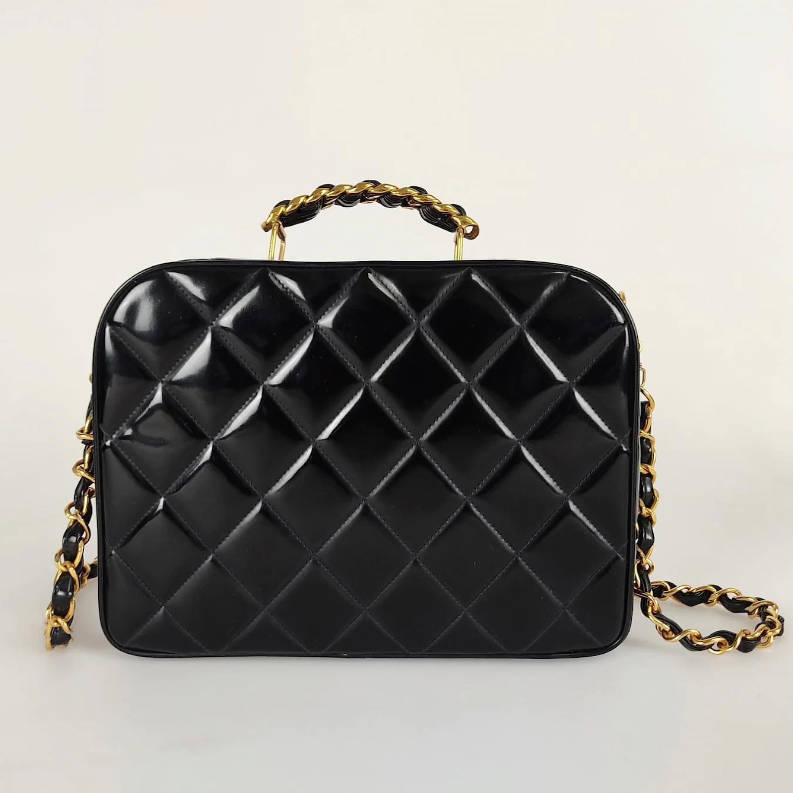 Chanel Chanel Vanity shoulder bag in patent matelassé leather Black  ref.995716 - Joli Closet