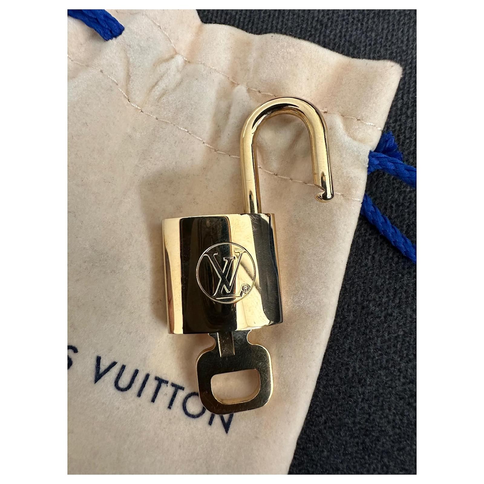Louis Vuitton Cadenas Golden Metal ref.996225 - Joli Closet
