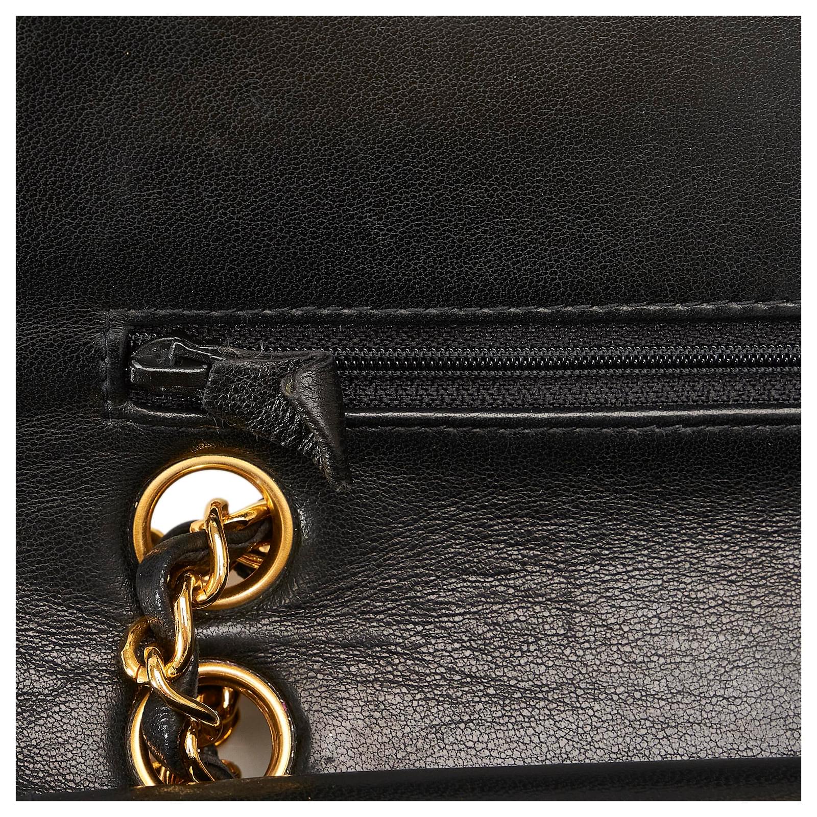 Chanel Black Small Classic Lammfell gefütterte Klappe Schwarz Leder ref. 996391 - Joli Closet