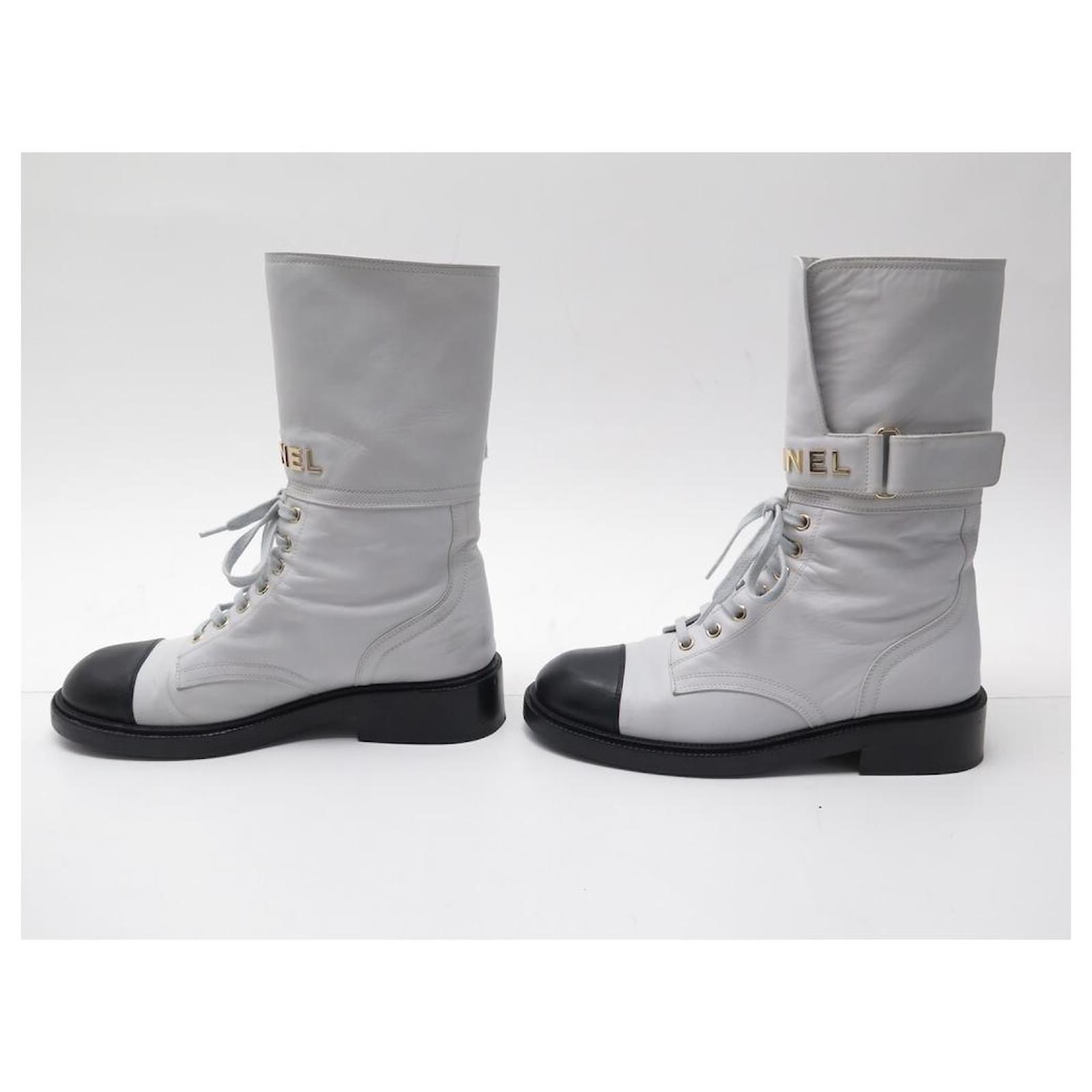 CHANEL SHOES COMBAT LOGO ANKLE BOOTS 38.5 LIGHT GRAY LEATHER BOOTS SHOES  Grey ref.1010593 - Joli Closet