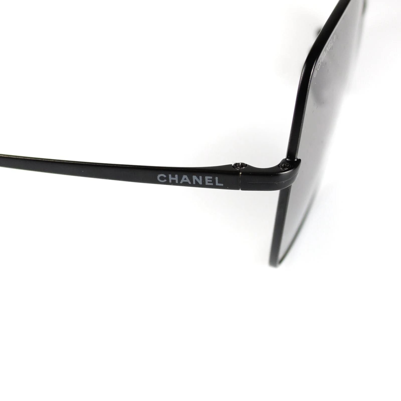 Chanel – Sonnenbrille mit Perlenkette
