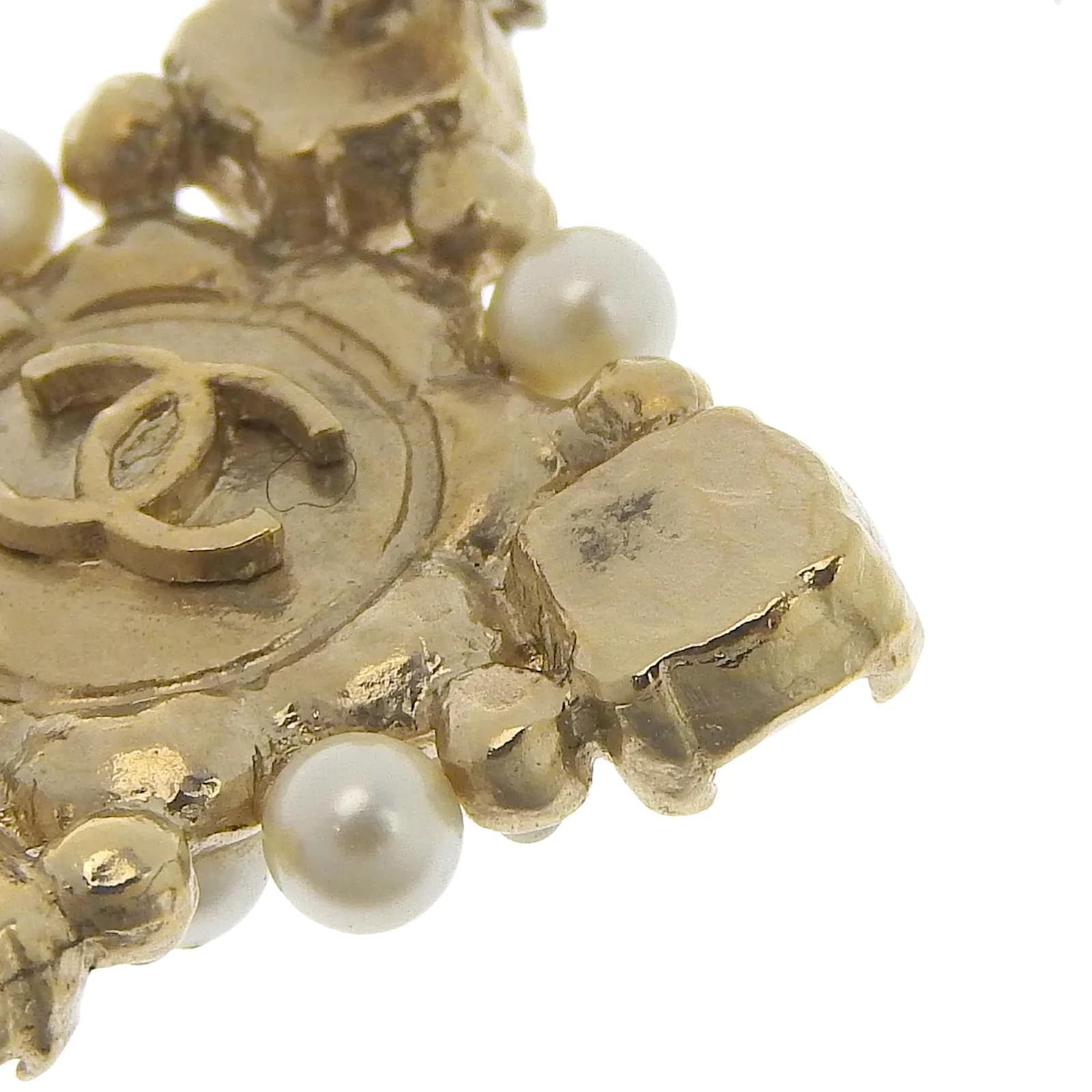 Chanel Faux Pearl Cluster Pendant Necklace Golden Metal ref.1019885 - Joli  Closet