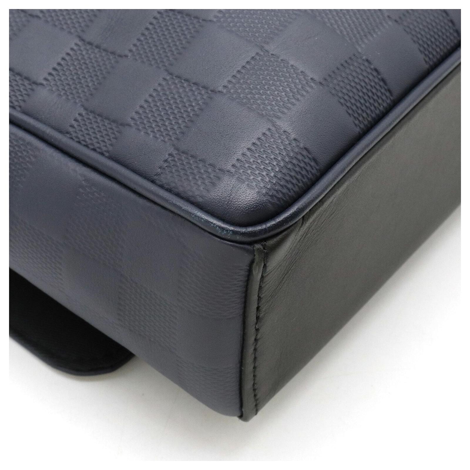 Louis Vuitton District Navy blue Leather ref.1027199 - Joli Closet