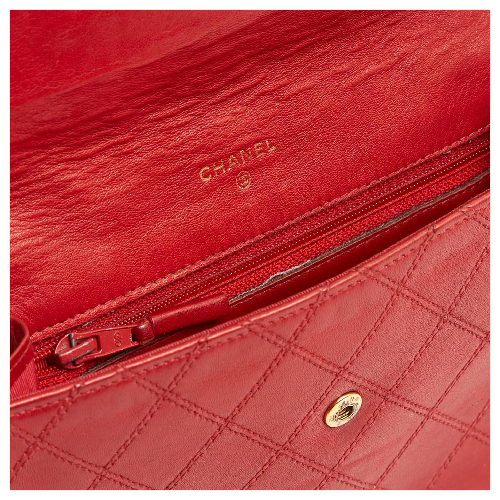 Chanel Timeless Classic Clutch Leather Red ref.1029801 - Joli Closet