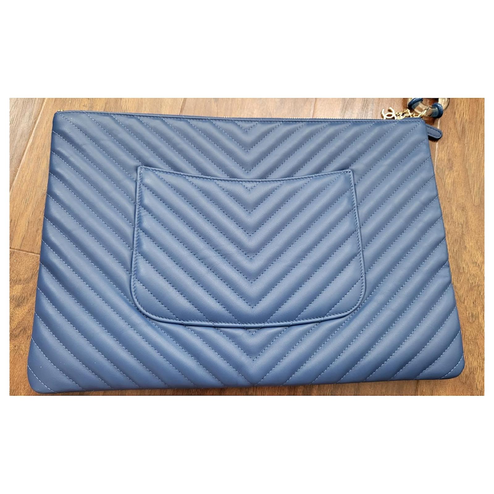 Chanel o case with charm large size Blue Leather ref.1030904 - Joli Closet