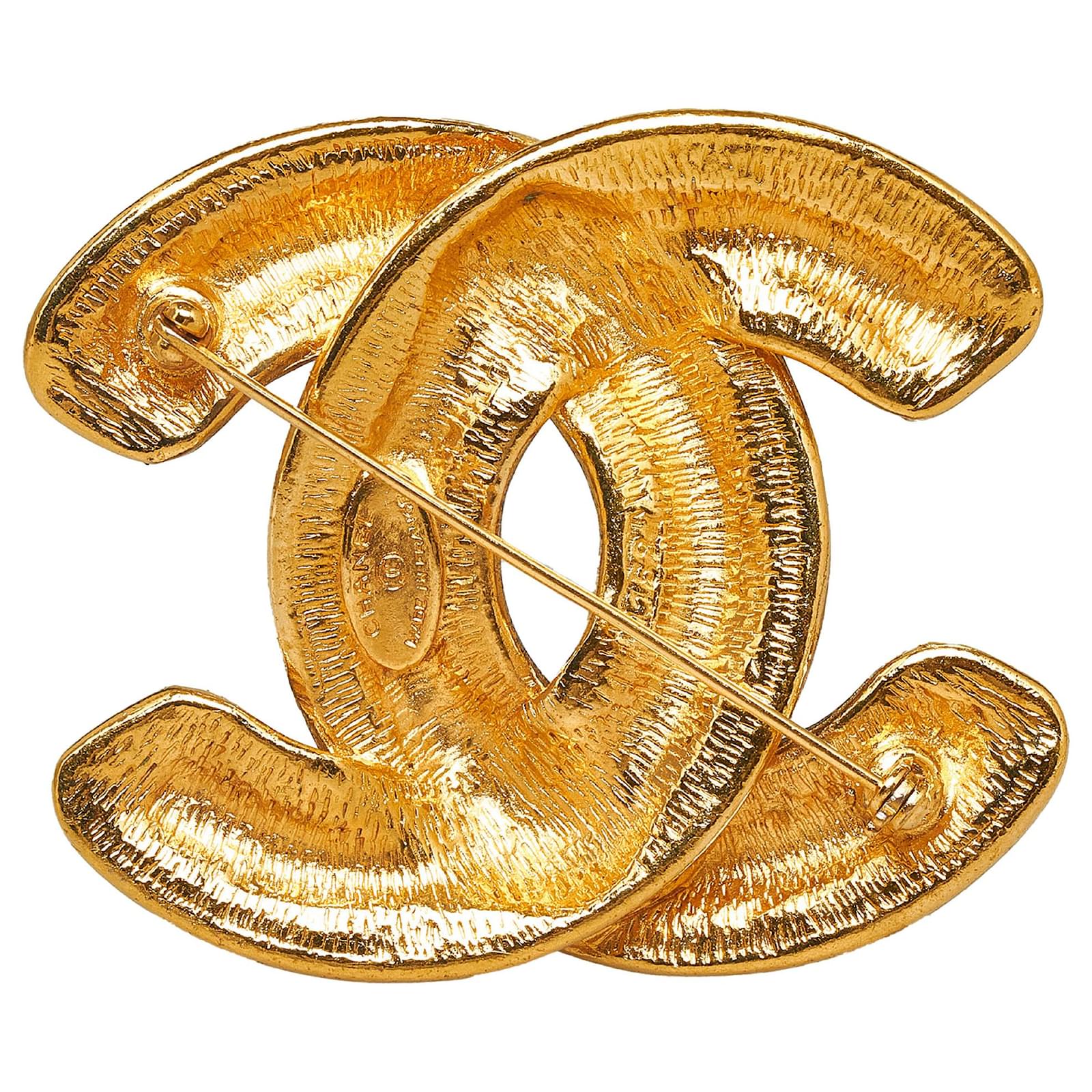 VINTAGE CHANEL Quilted gold-plated brooch