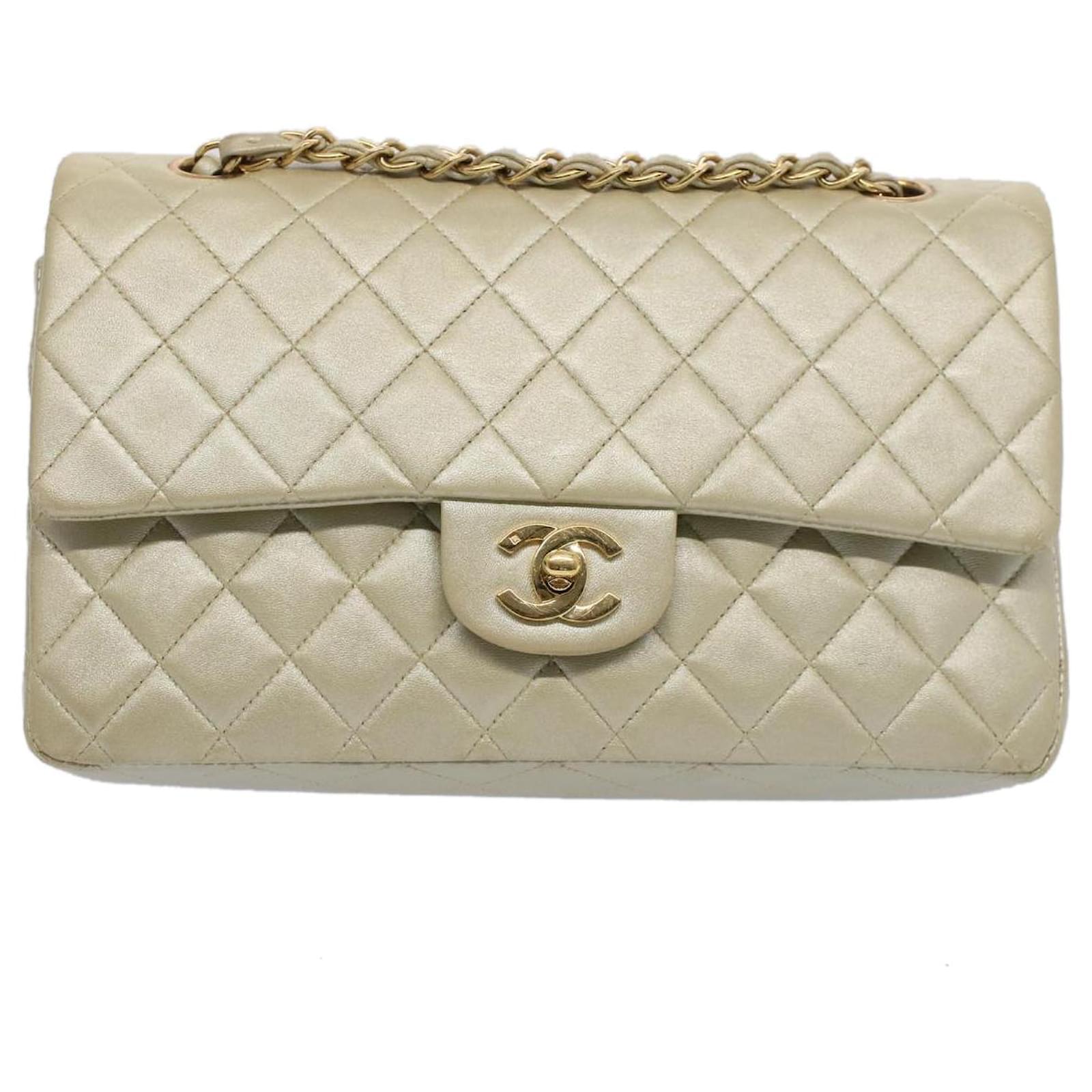 Handbags Chanel Chanel Matelasse Shoulder Bag Quilted Canvas Black White Red CC Auth 50442a
