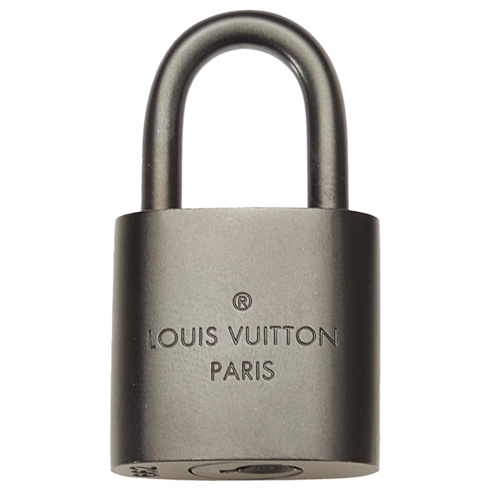 やす吉様　Louis Vuitton TSAマーク　パドロック シルバー LOUIS VUITTON ルイヴィトン ショルダーバッグ レディース
