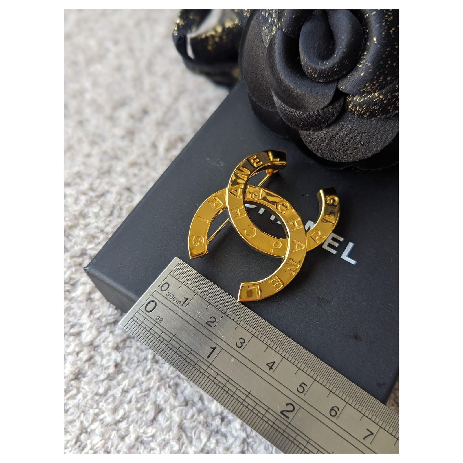 Broche CHANEL XL Neuve Rare Logo Doré Paris Bouton Avec Reçu - Dans Sa Boîte - Métal Doré & Cristal