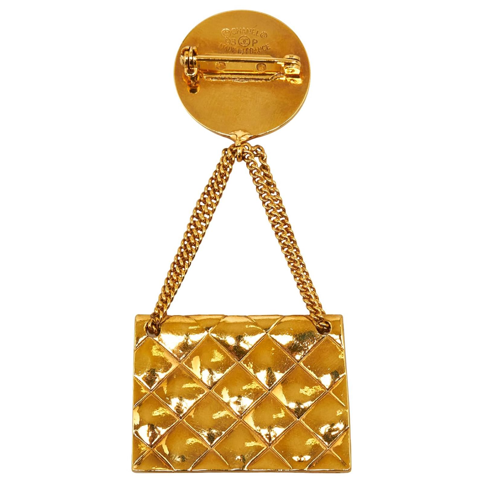 Chanel Gold Quilted Flap Bag CC Brooch Golden Metal Gold-plated ref.1073372  - Joli Closet