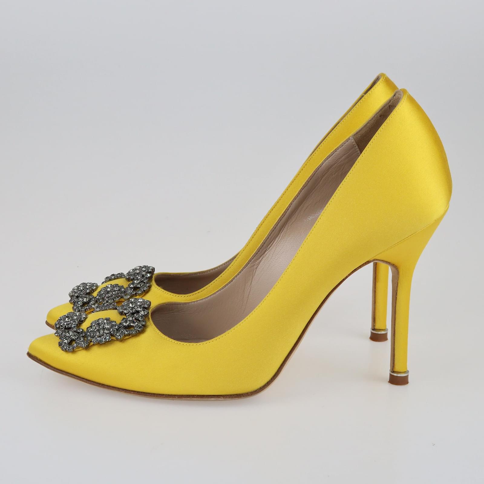 Manolo Blahnik Yellow Hangisi Crystal Embellished PUmps Cloth ref