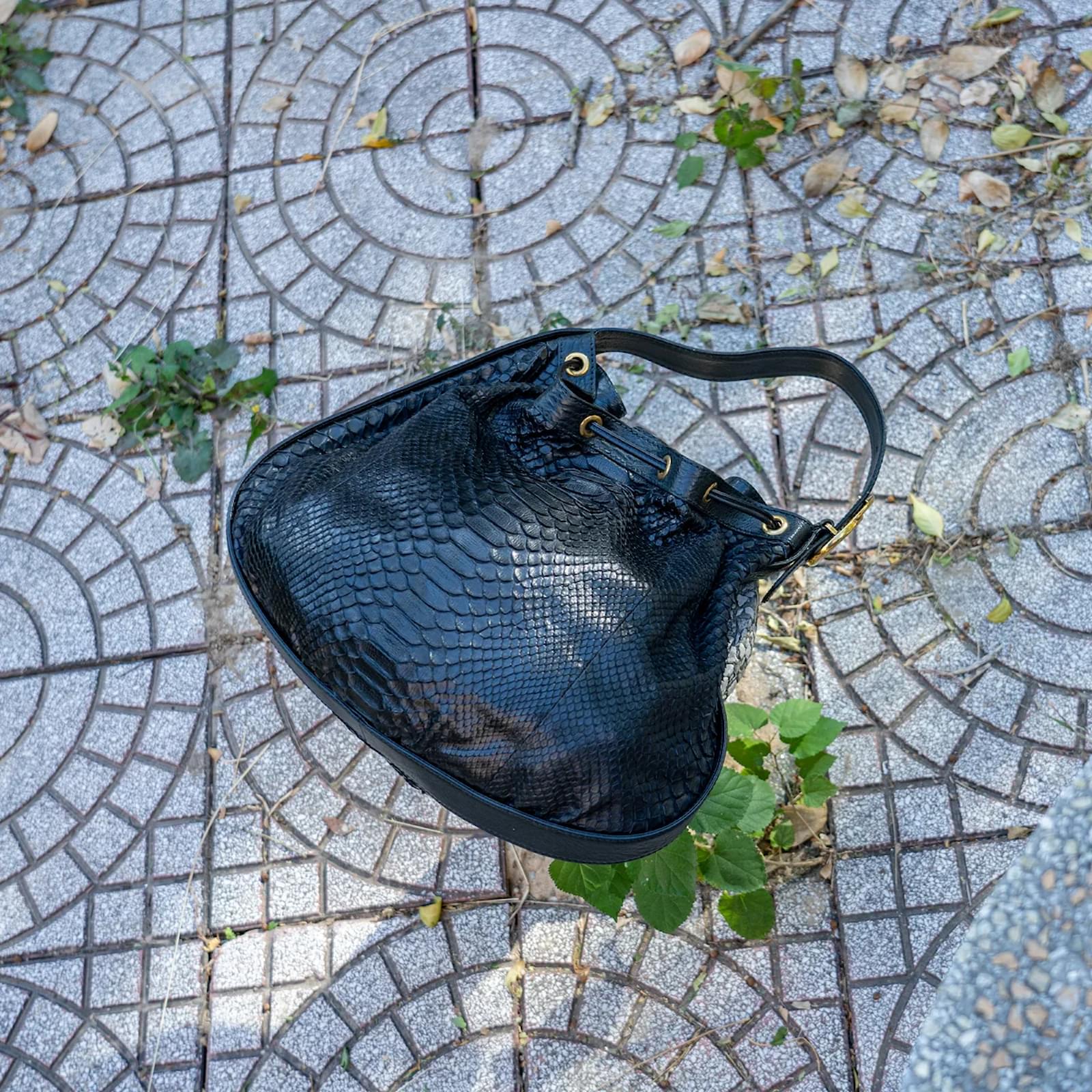 ショルダーバッグ・ポシェット Hobo leather messenger bag BLACK Gucci Drawstrng Leather Hobo Bag 223951 Black Pony-style