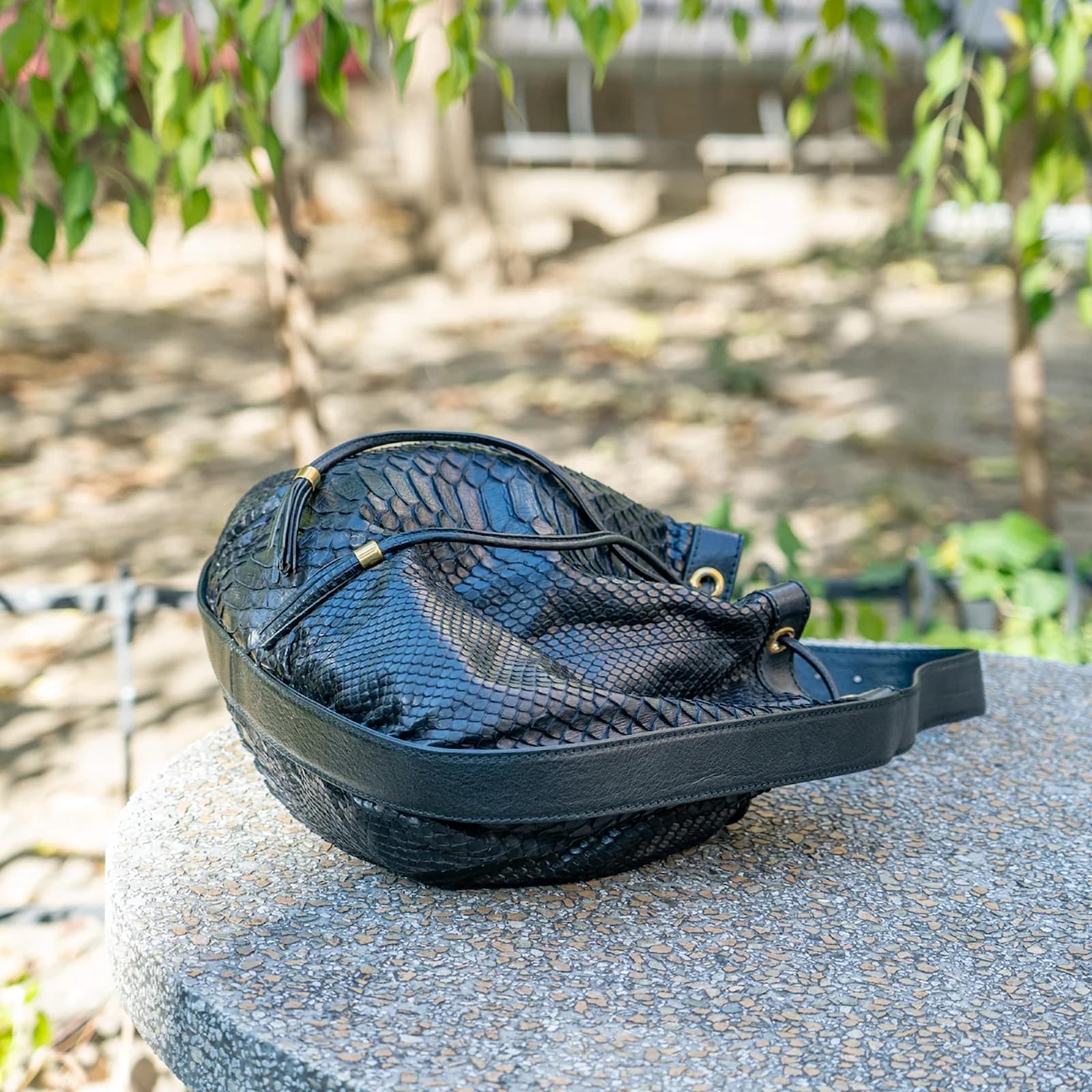 ショルダーバッグ・ポシェット Hobo leather messenger bag BLACK Gucci Drawstrng Leather Hobo Bag 223951 Black Pony-style