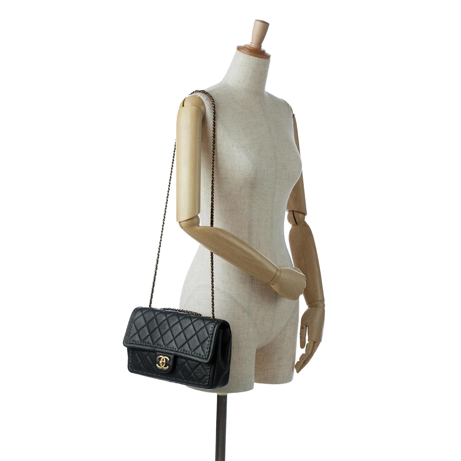 Bolsa Chanel preta acolchoada com ponto de pele de cordeiro com aba única  Crossbody Bolsa Preto Couro ref.1151029 - Joli Closet