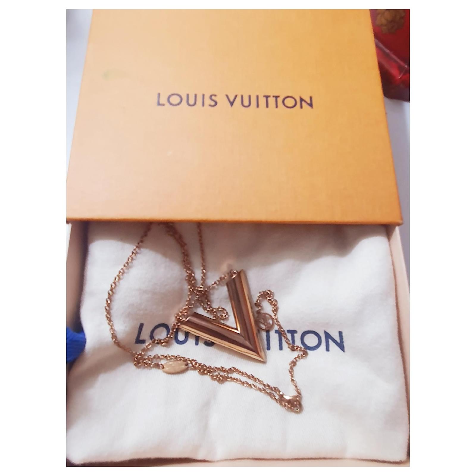Louis Vuitton Essential V Necklace Golden Gold-plated ref.1238672