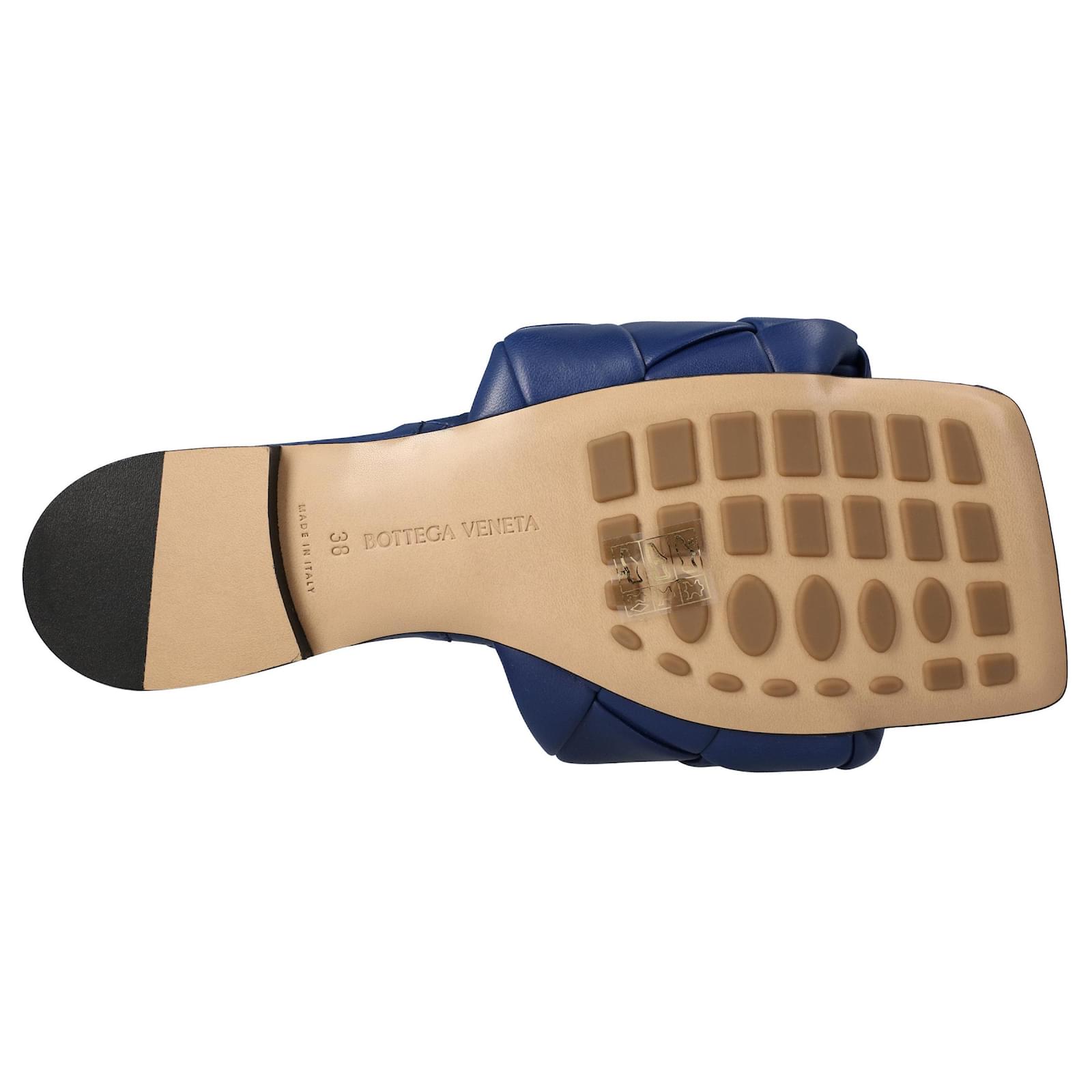 サンダル・ミュール Bottega Veneta Lido Flat Sandal Blue Bottega Veneta Lido Flat Sandal Blue Sandals | THE LIST