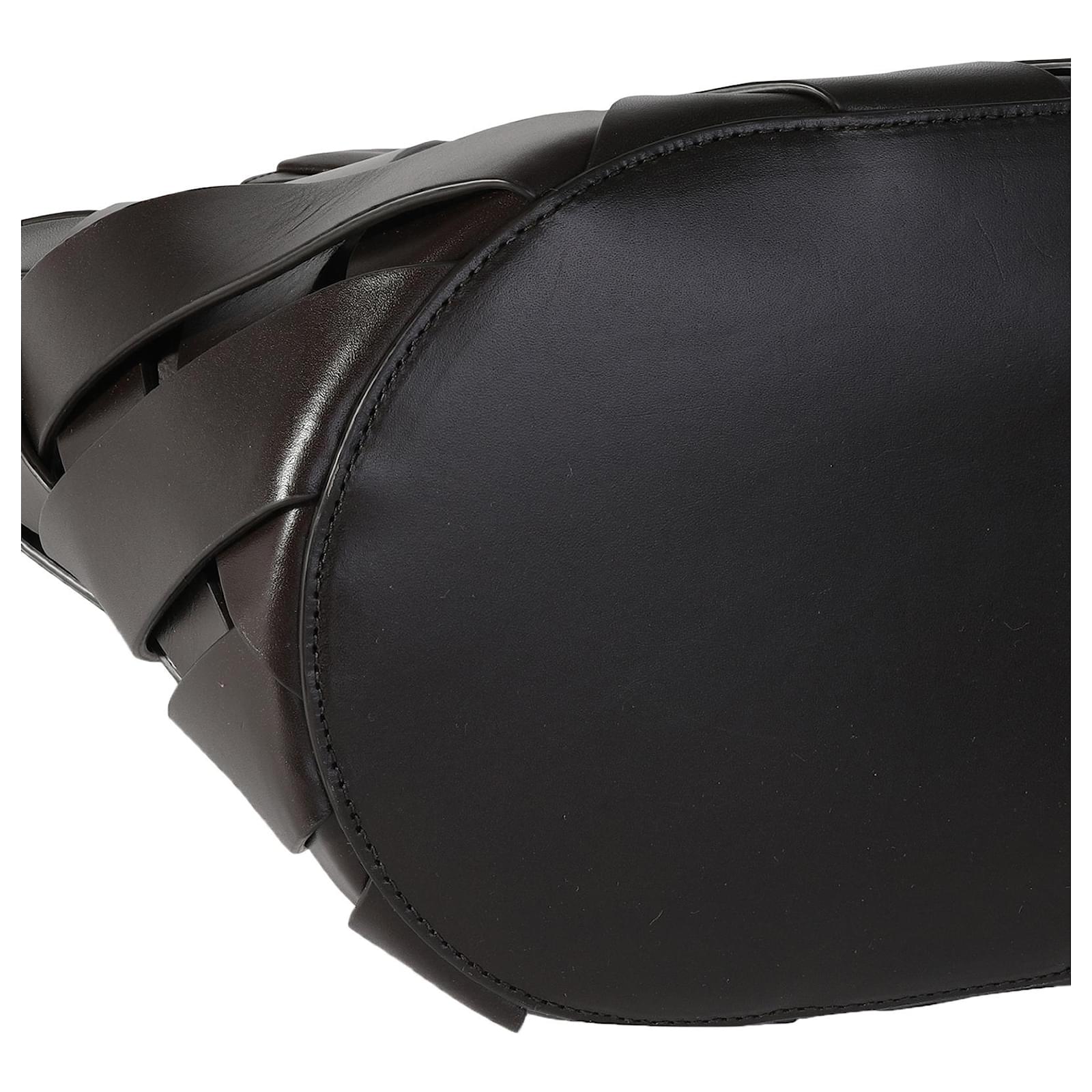 ショルダーバッグ・ポシェット Bottega Veneta Woven Calf Leather Clutch With Drawstring Bottega Veneta Perforated Black Leather Drawstring Bucket