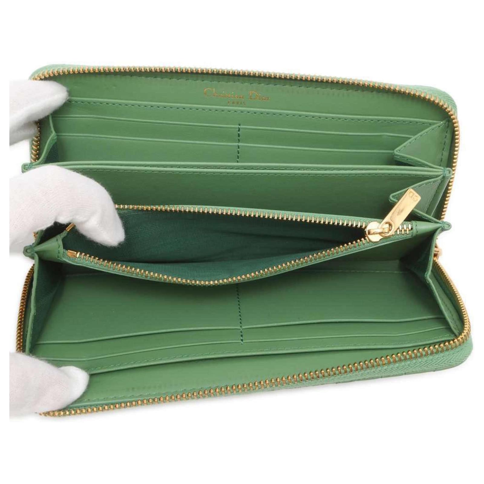 新品未使用品　LUXURY MATERIAL HERITAGE WALLET Gucci Pale Green Textured Calfskin Script Logo Chain Wallet