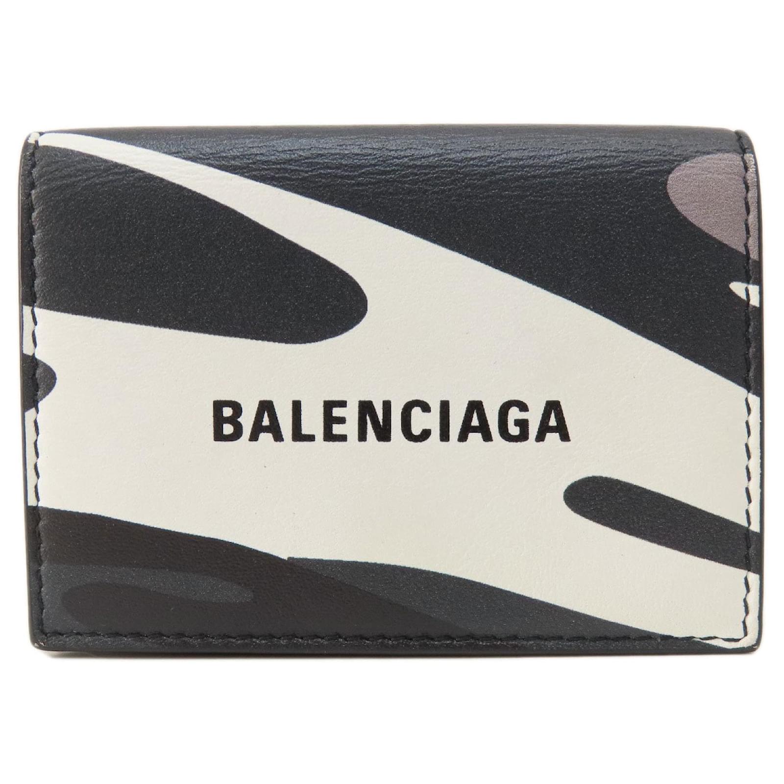 Balenciaga donne sale
