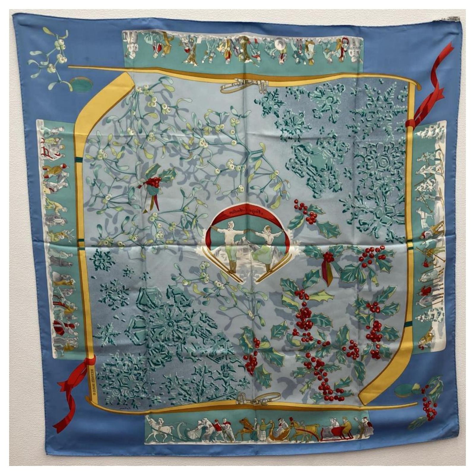 Carré Hermès 90 En Soie - Modèle Bleu Neige - Occasion En Très Bon état (année Dernière)