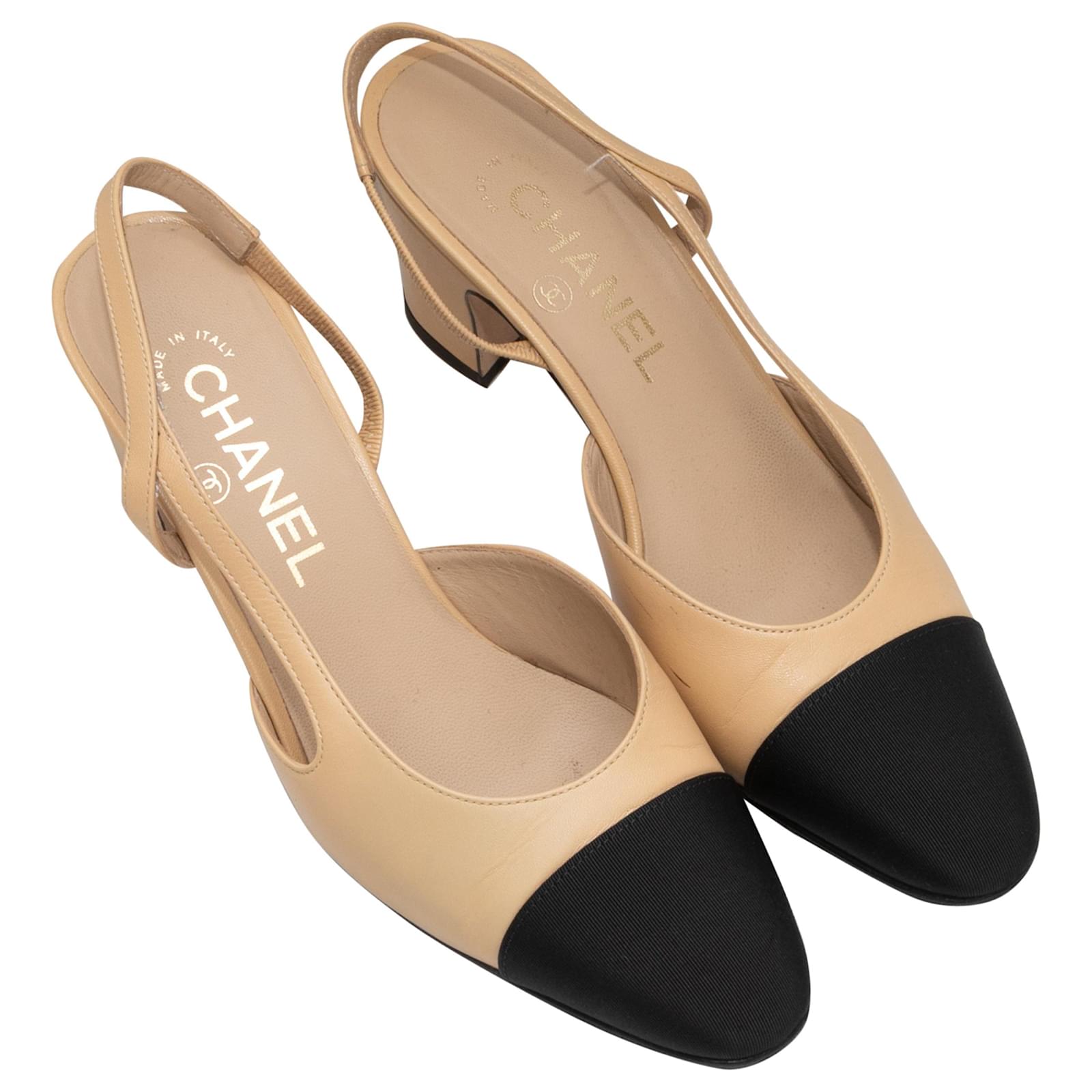 CHANEL ベージュ/黒 ハイヒール Chanel Beige And Black Patent Cap Toe Mules - size 40 1/2