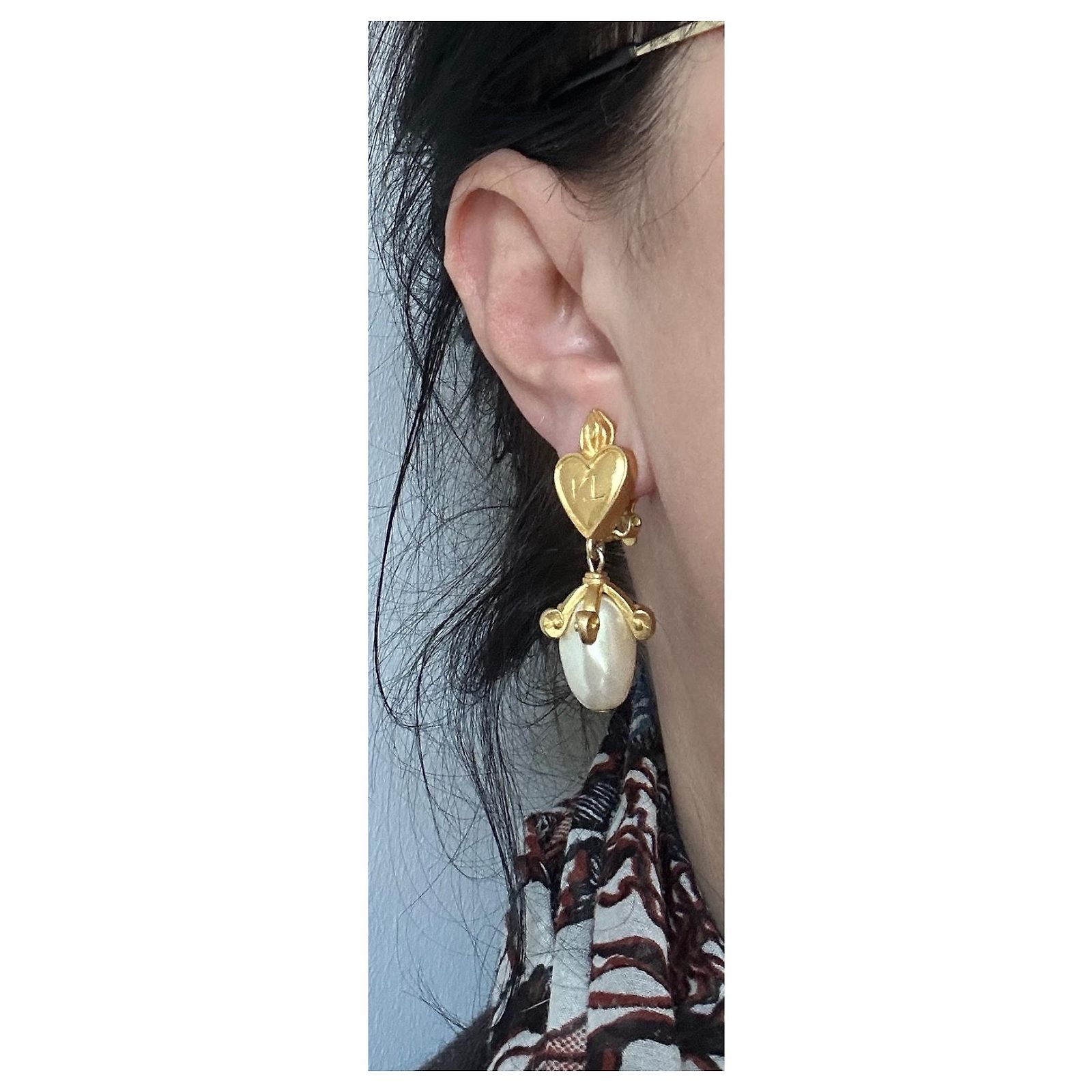 Boucles D'oreilles Karl Lagerfeld - Métal Doré Et Perles - Occasion, état Correct - Bijou élégant