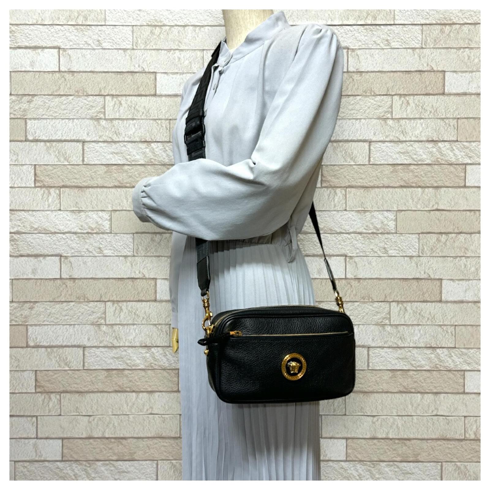 ショルダーバッグ・ポシェット VERSACE black leather shoulder bag VERSACE Leather shoulder bag | NET-A-PORTER