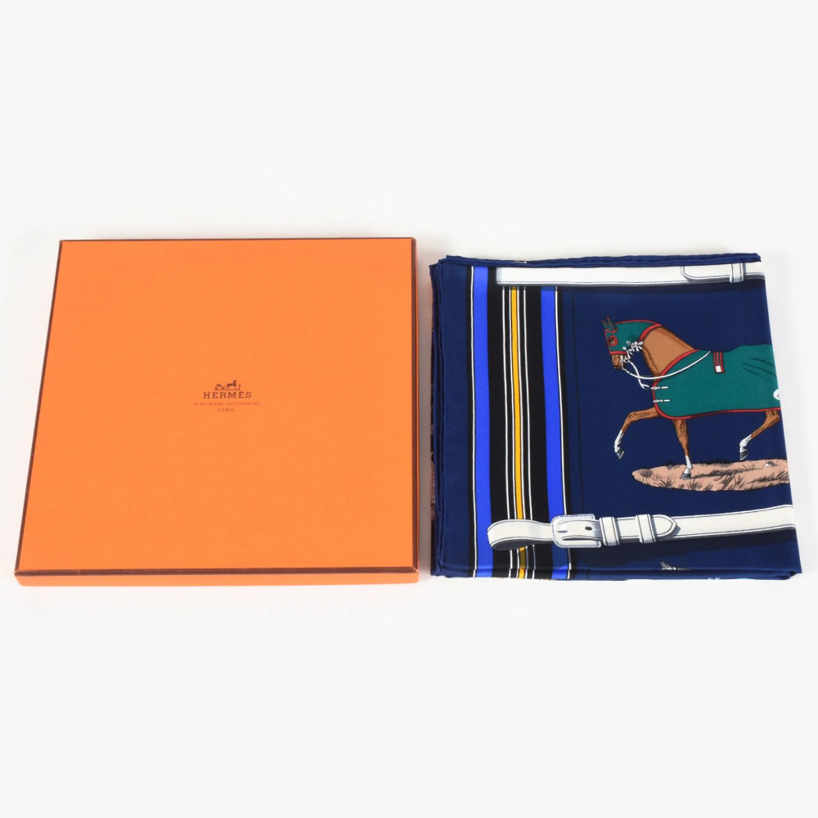 Carré Hermès Vintage Mousseline De Soie - Modèle Couvertures Et Tenues De Cour, Quelques Taches, Bon état