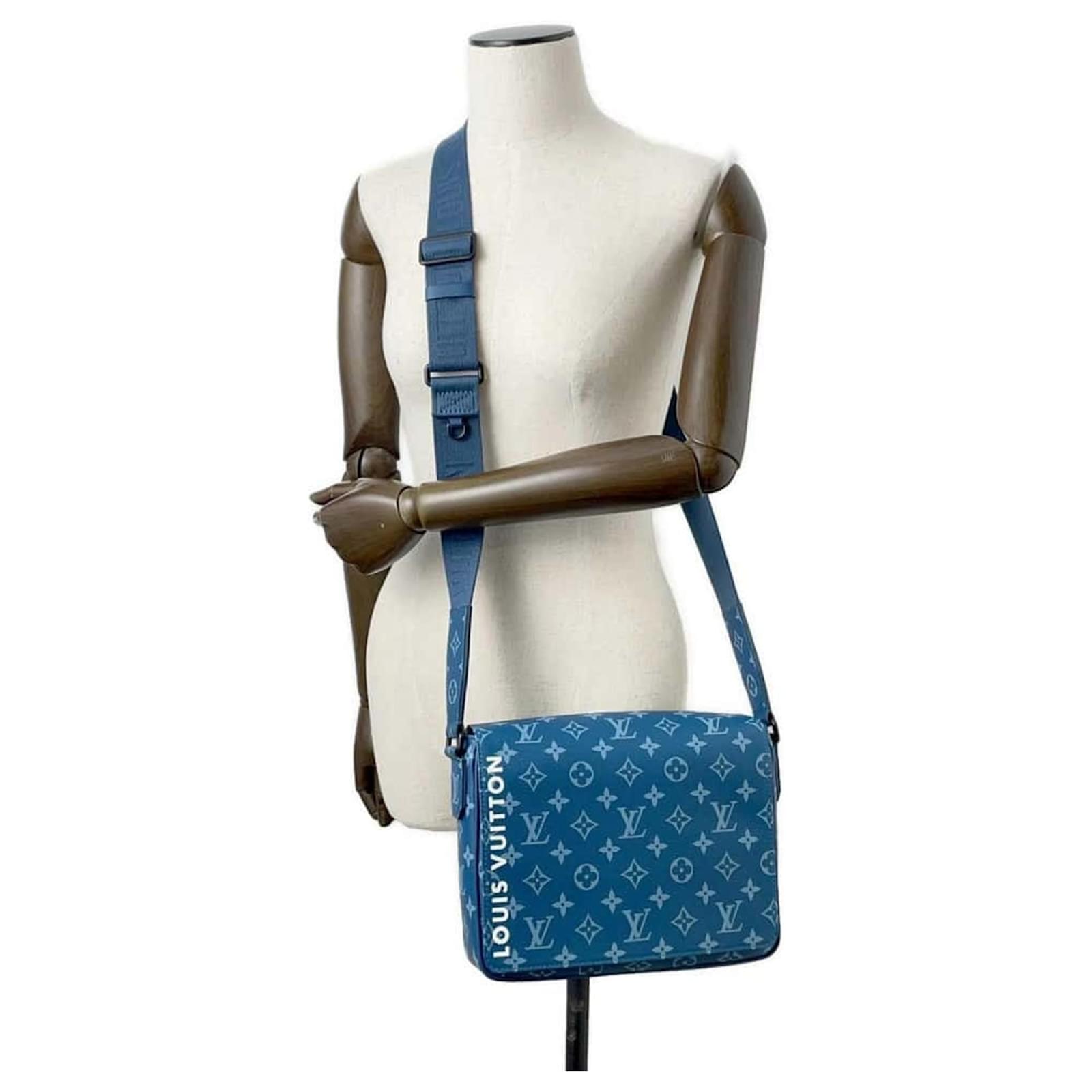 ショルダーバッグ・ポシェット LOUIS VUITTON District PM bag Louis Vuitton District PM Shoulder Bag Blue Patent leather