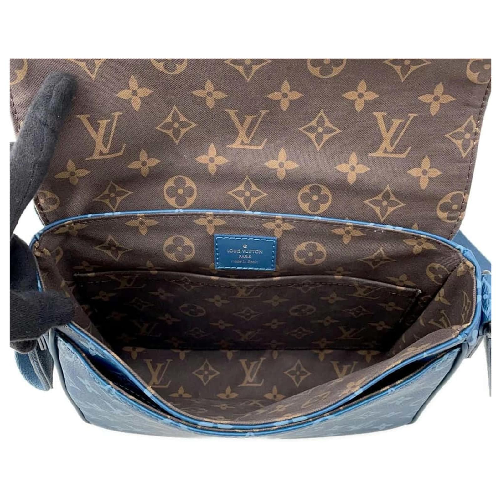 ショルダーバッグ・ポシェット LOUIS VUITTON District PM bag Louis Vuitton District PM Shoulder Bag Blue Patent leather