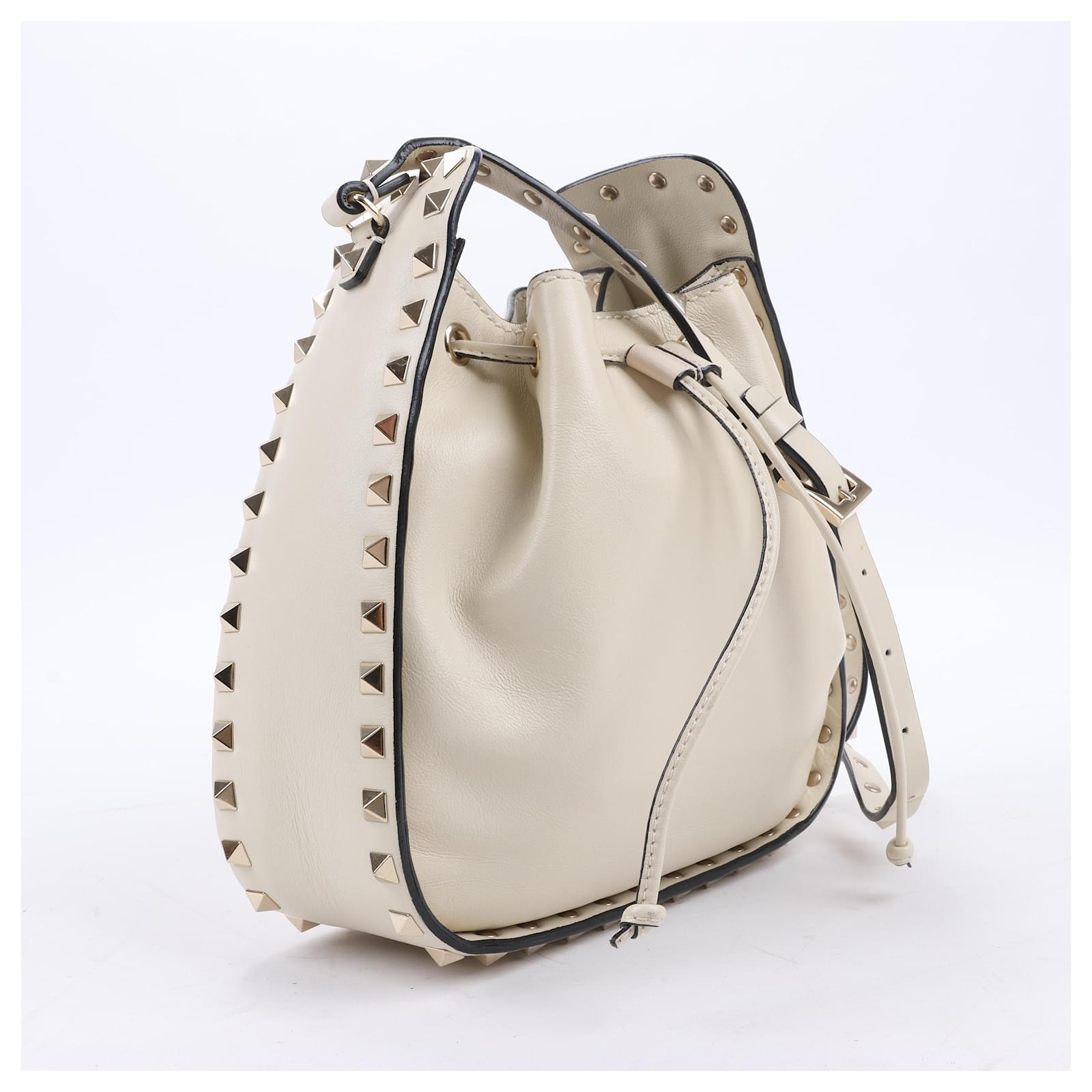Valentino Garavani Leder Rockstud Bucket Schultertasche in Off