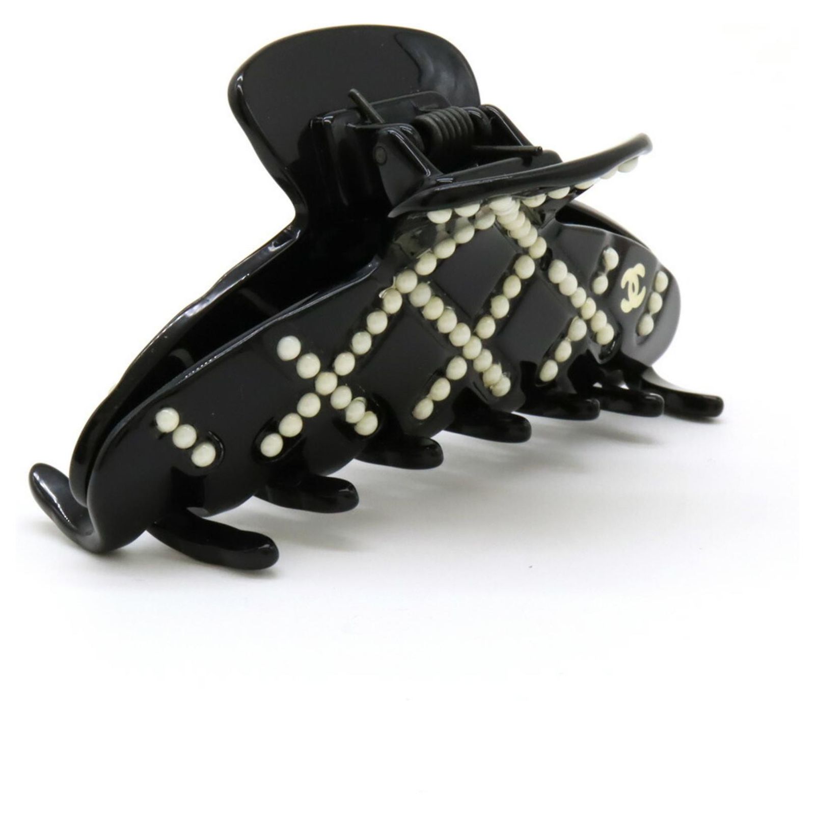 CHANEL Black and Cream Hair Clip Chanel hair clip 2020 – Les Merveilles De Babellou main image 4