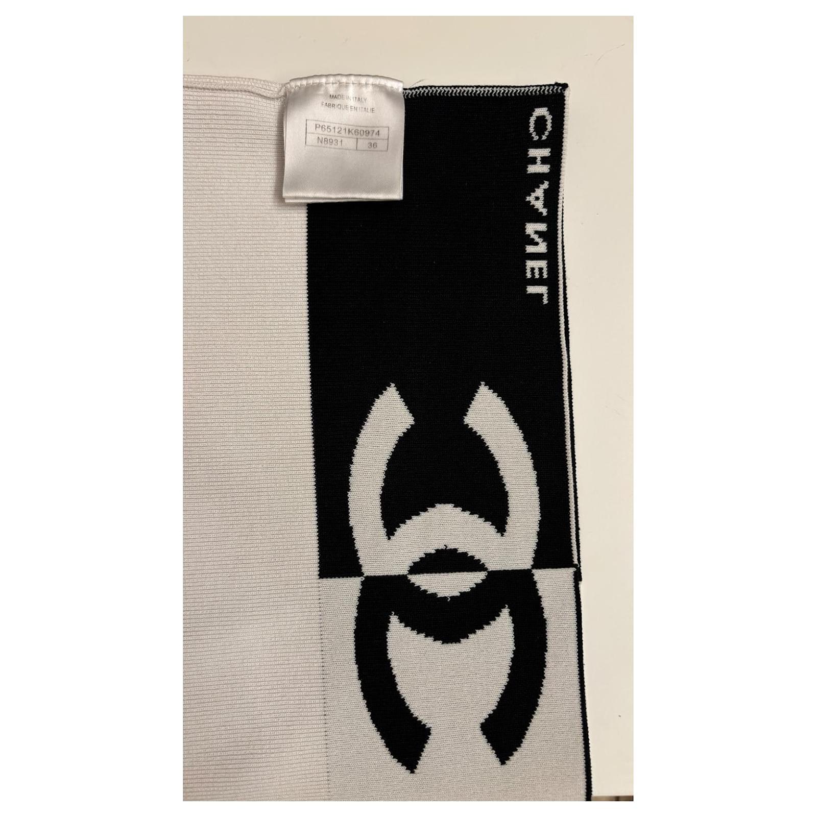 Chanel bicolor crop top Huge CC logo half black- half white