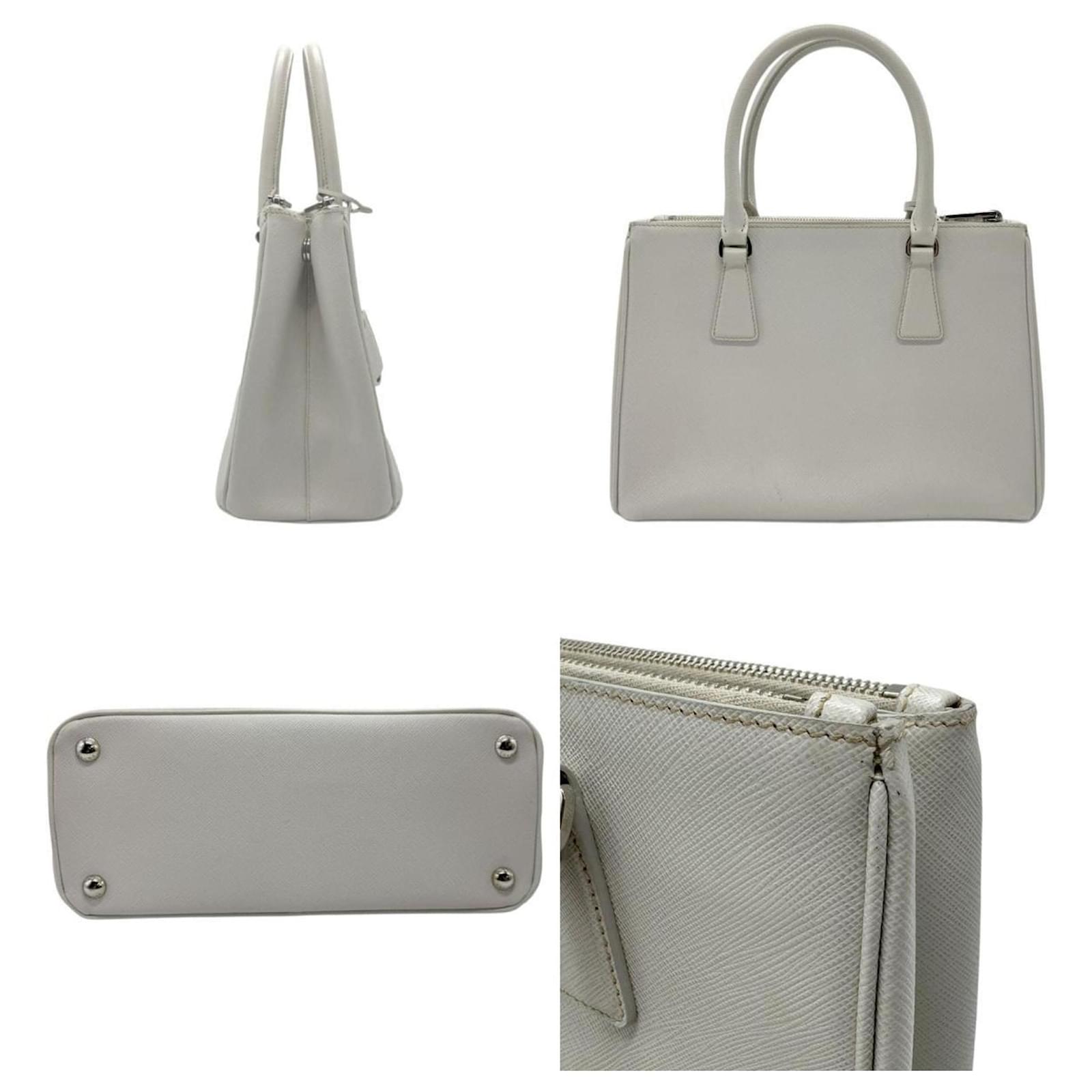 ハンドバッグ PRADA LIGHT GREY LEATHER HANDBAG Prada Light Gray Leather Handbag Grey ref.1726144 - Joli Closet