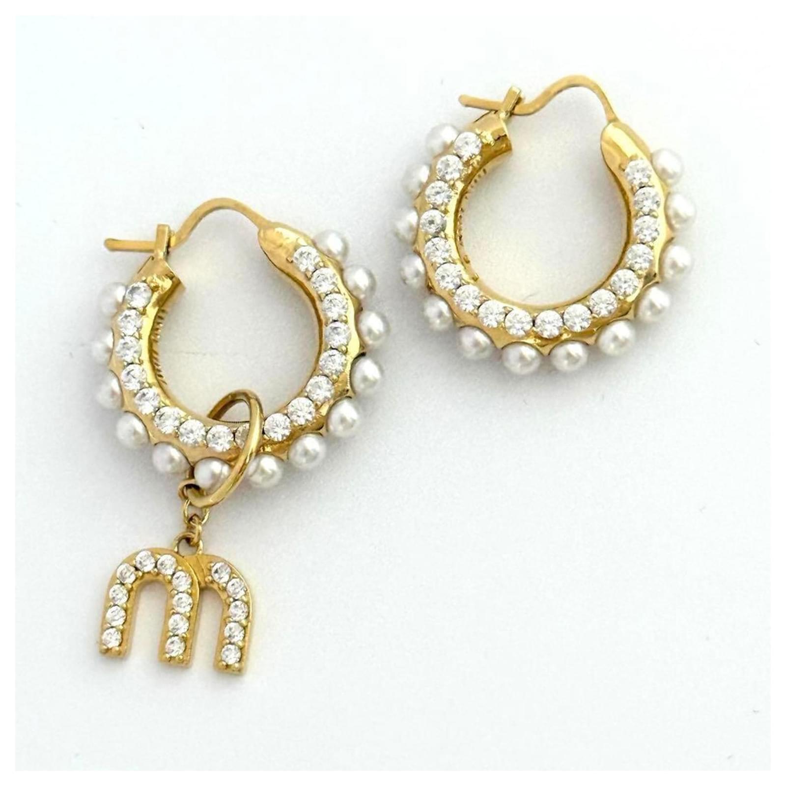 【MiuMiu】l earrings Gold/Pearl ピアス Miu Miu Pearl Earrings in Oro & Creamrose | FWRD