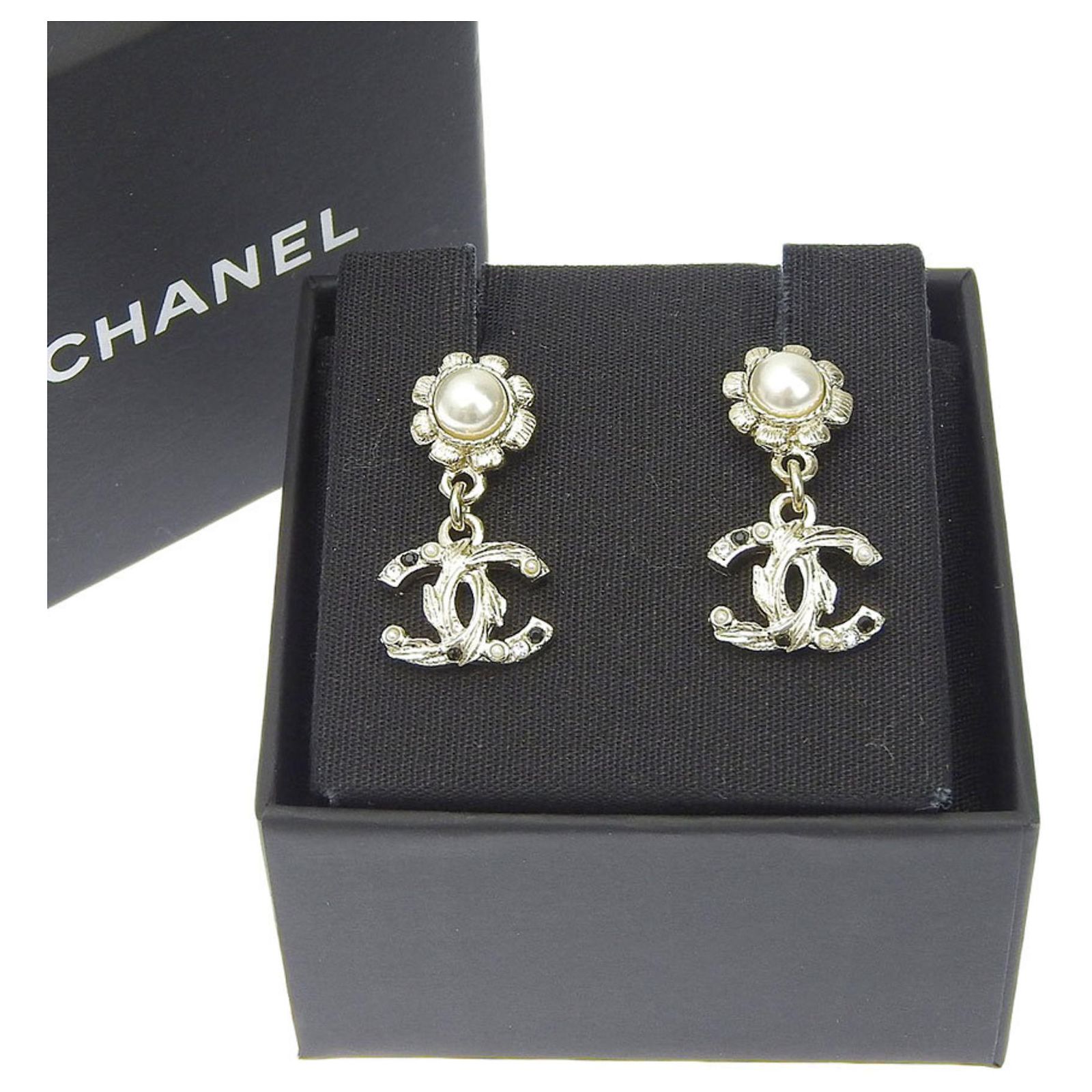 Chanel Coco Mark Fake Pearl Earrings C22K Silvery White Metal ref ...
