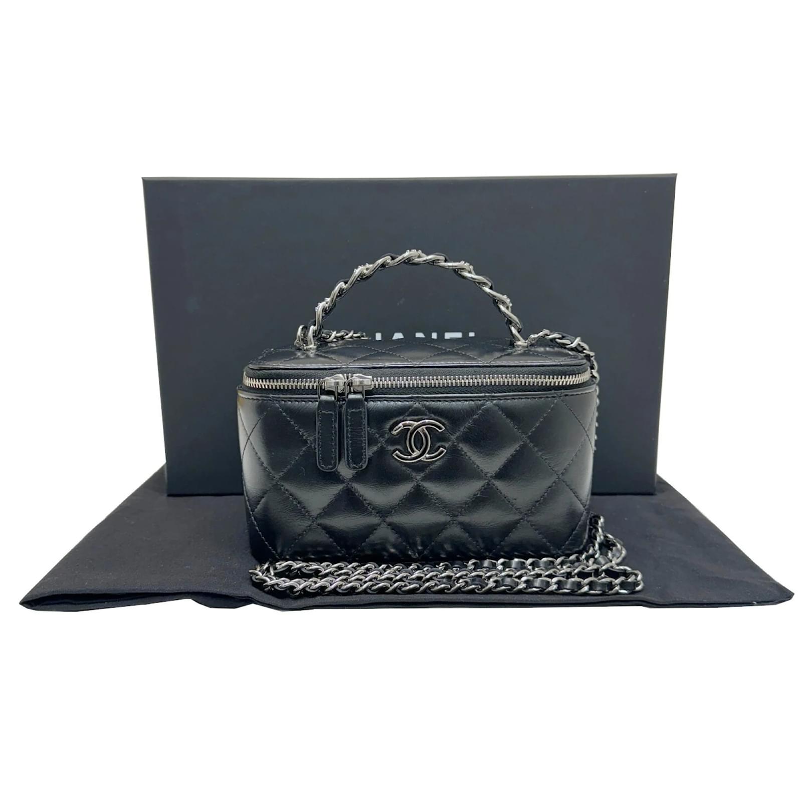 CHANEL スモール　ヴァニティー Small vanity with chain - Shiny lambskin & gold-tone metal, light