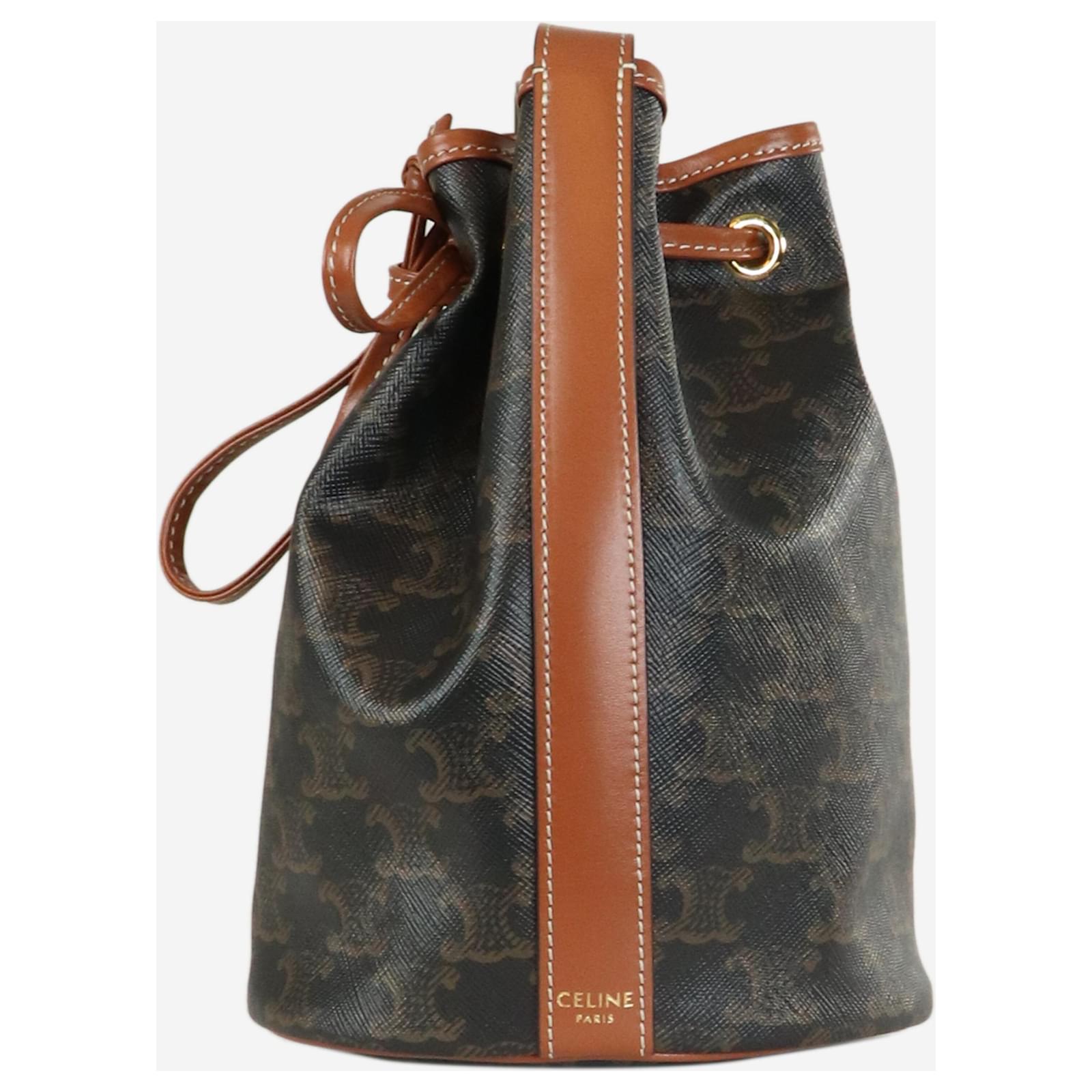 ショルダーバッグ・ポシェット Celine Clara Triomphe Canvas And Leather Bucket Bag Celine Clara Bucket Bag: Timeless Design and Craftsmanship