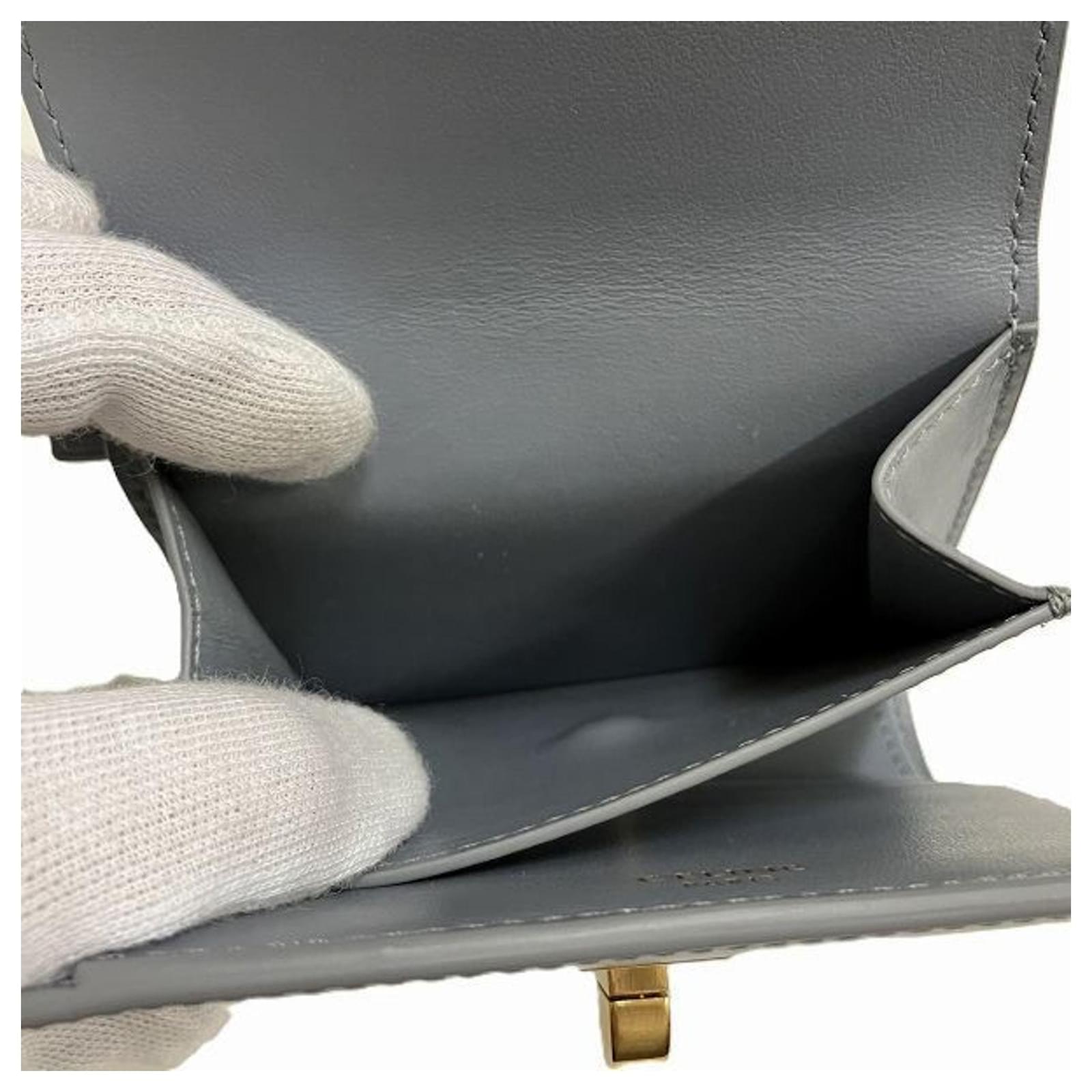 小物 Celine Small Trifold Wallet Grey CELINE SMALL TRIFOLD WALLET IN GRAINED CALFSKIN GREY 590 USD