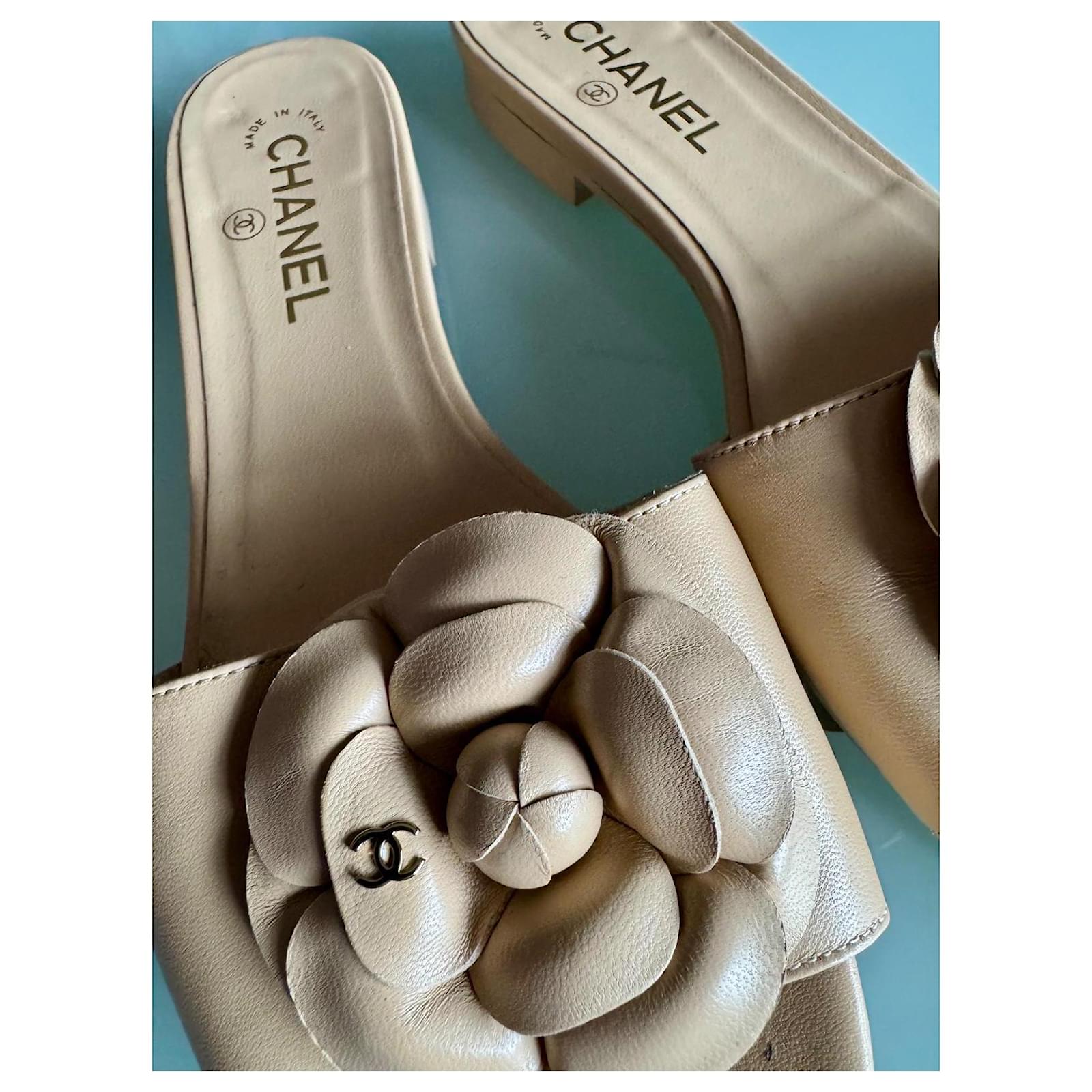 Chanel Camelia nude flip-flops Beige Flesh Fur ref.1883040 - Joli