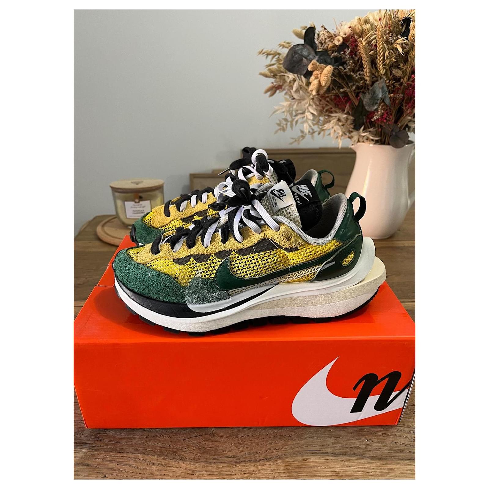 スニーカー Nike Vaporwaffle sacai Tour Yellow Stadium Green 2020 AW 20 Amazon.com | Nike Mens VaporWaffle CV1363 700 Sacai - Tour