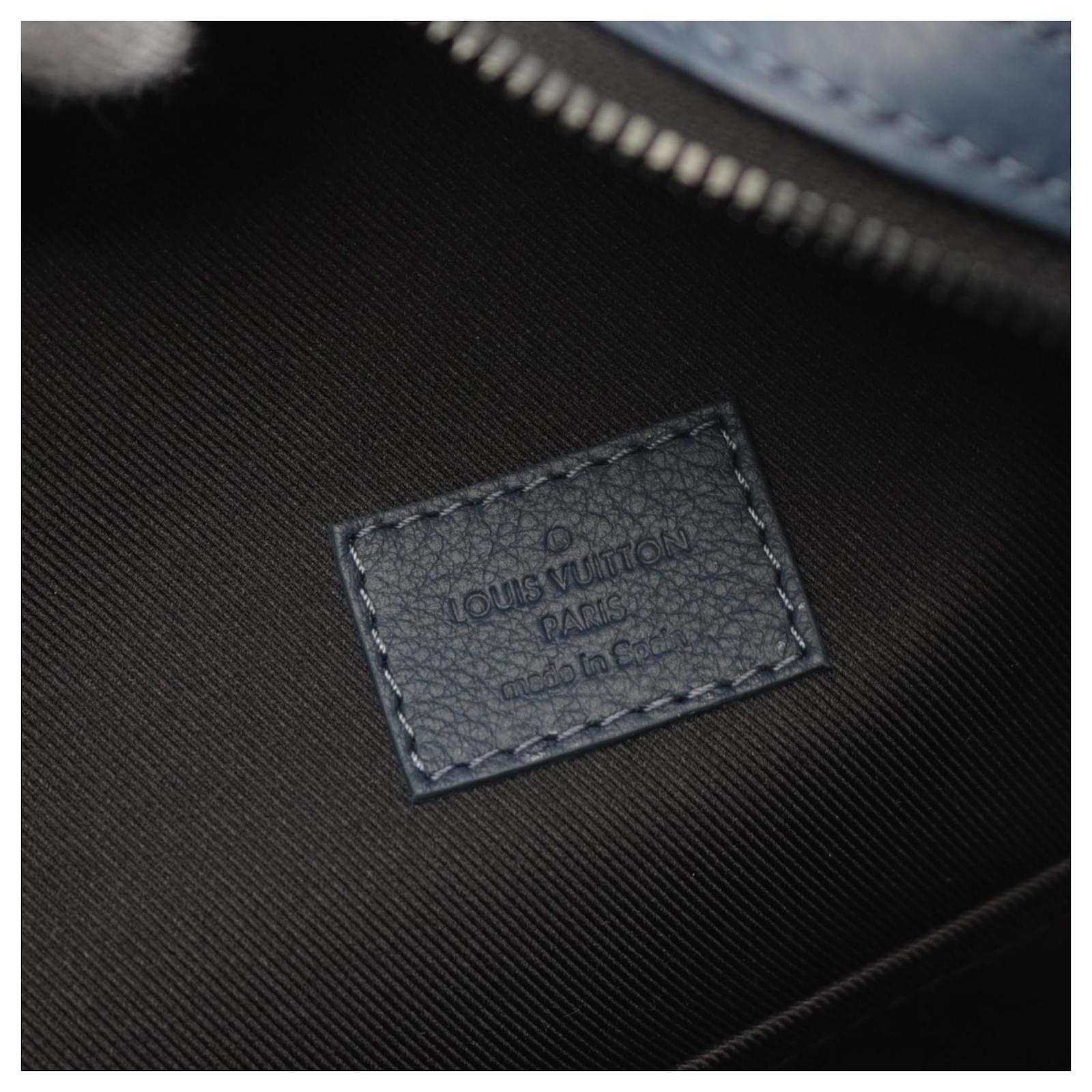 Louis Vuitton Discovery Backpack Navy blue Leather Cloth ref.1959922