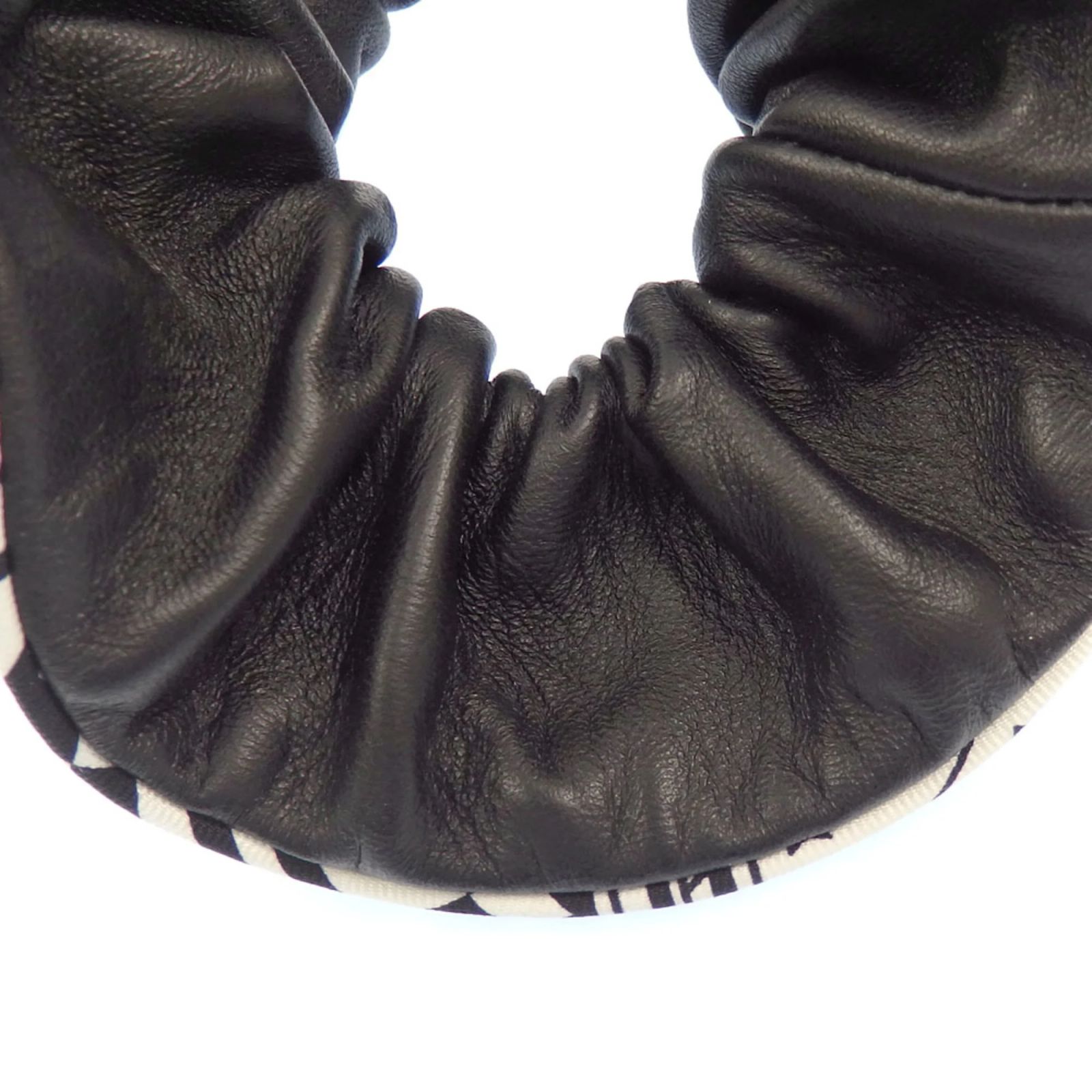 Hermès Black Leather Scrunchie Hermès Scrunchie de cuero negro Hermes ref.1523715 - Joli Closet main image 2