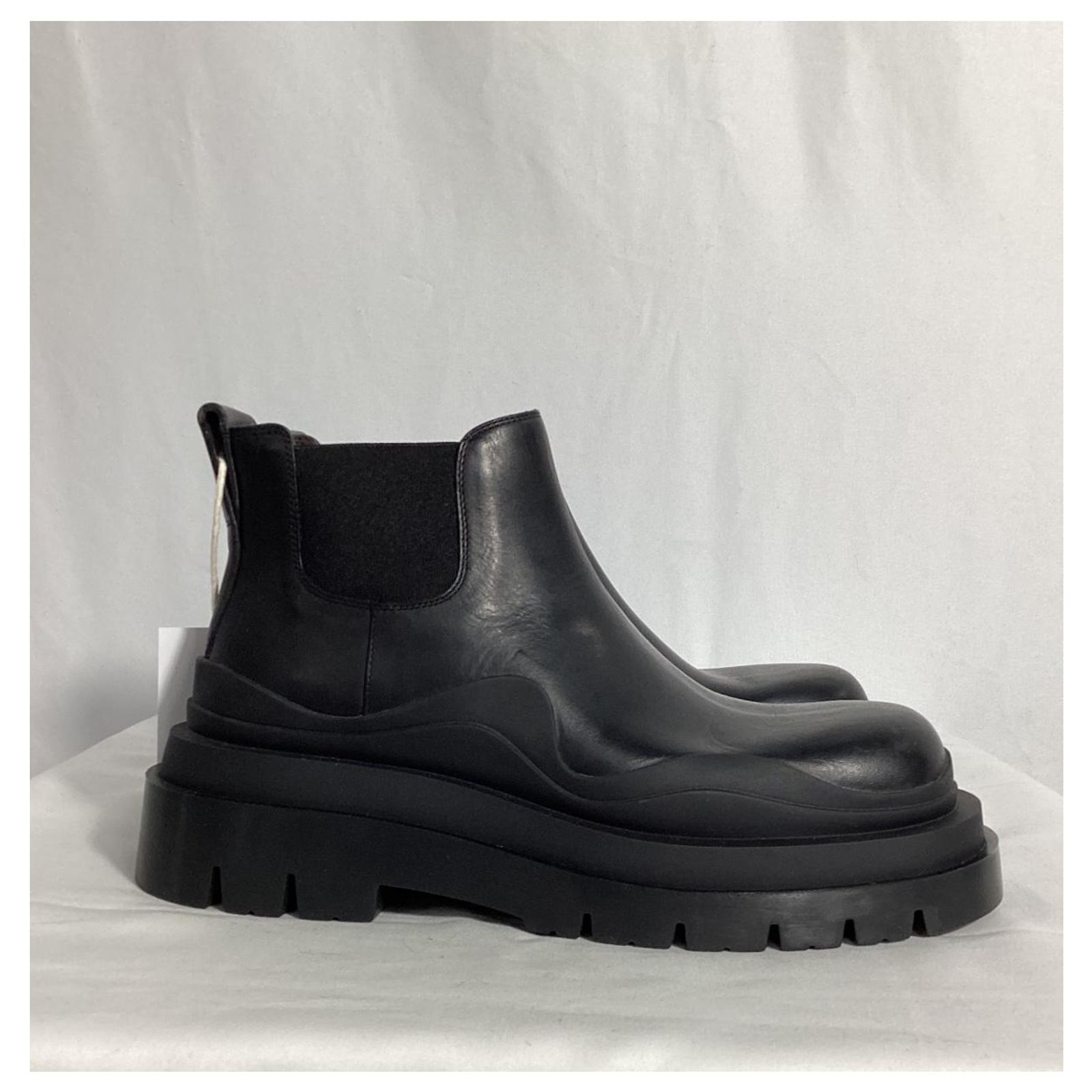 Bottega Veneta Tire Ankle Chelsea Boots in Black Calf Leather ref 